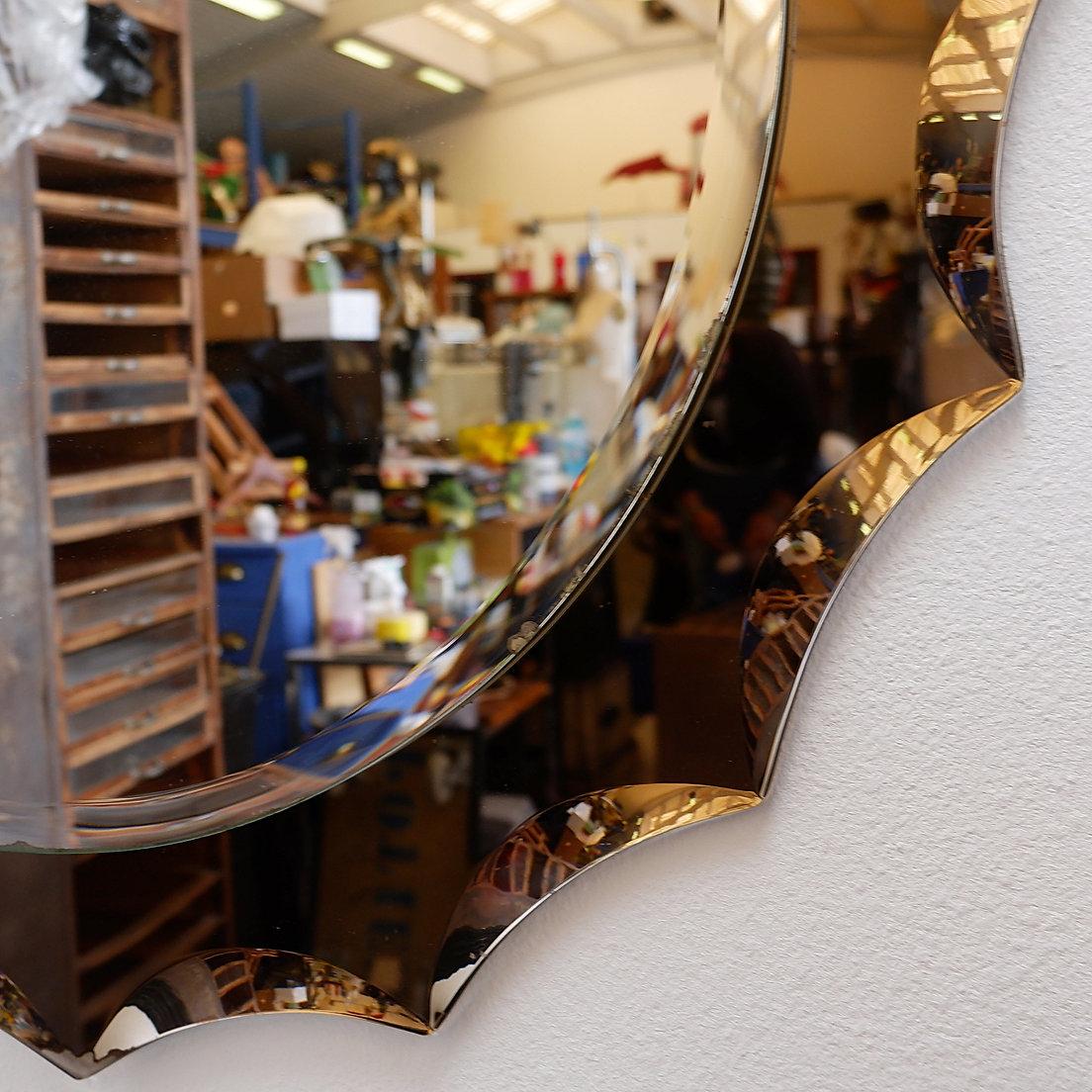 Miroir mural du milieu du siècle dans le style de Cristal Arte, années 1960 Bon état - En vente à Linkebeek, BE