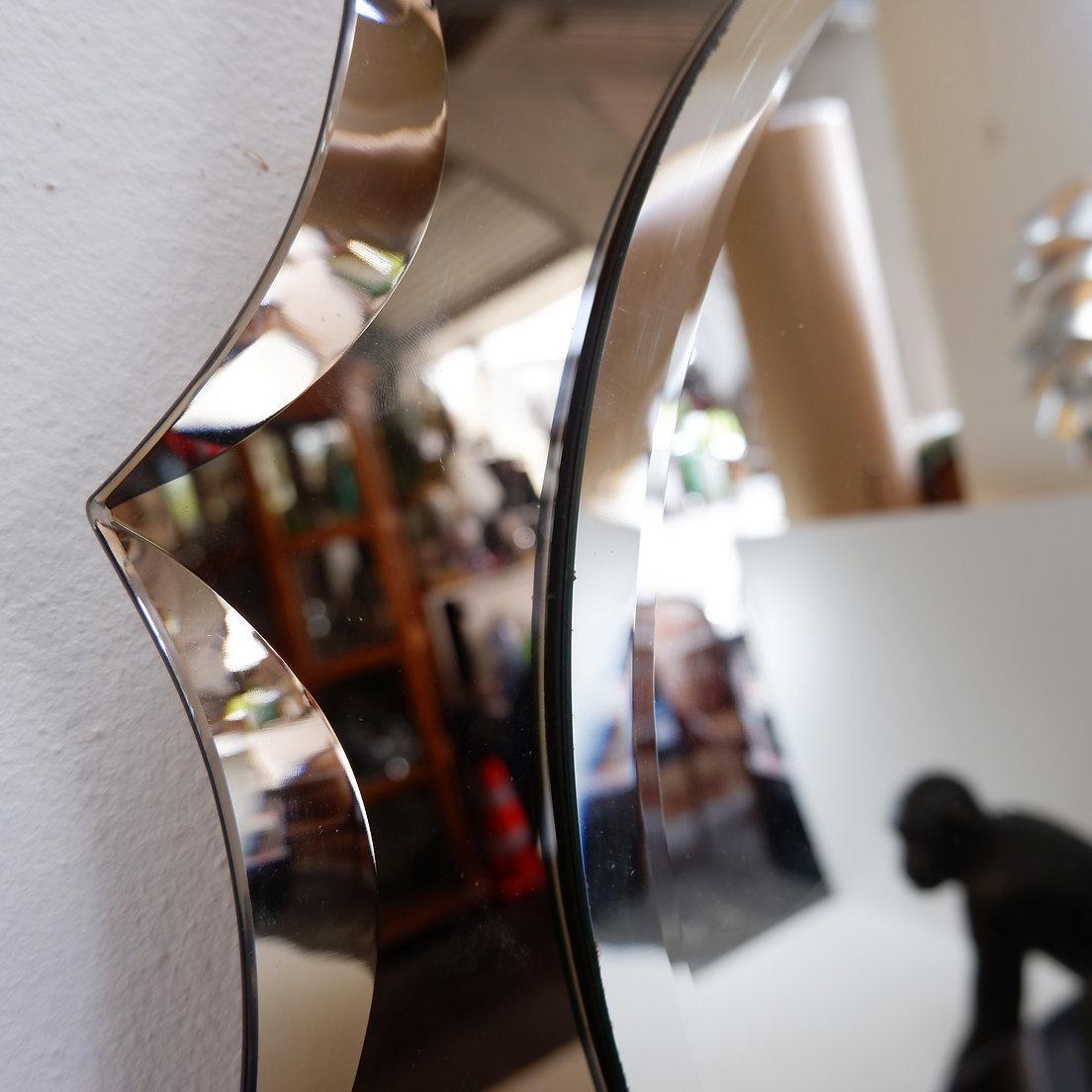 Miroir mural du milieu du siècle dans le style de Cristal Arte, années 1960 en vente 1