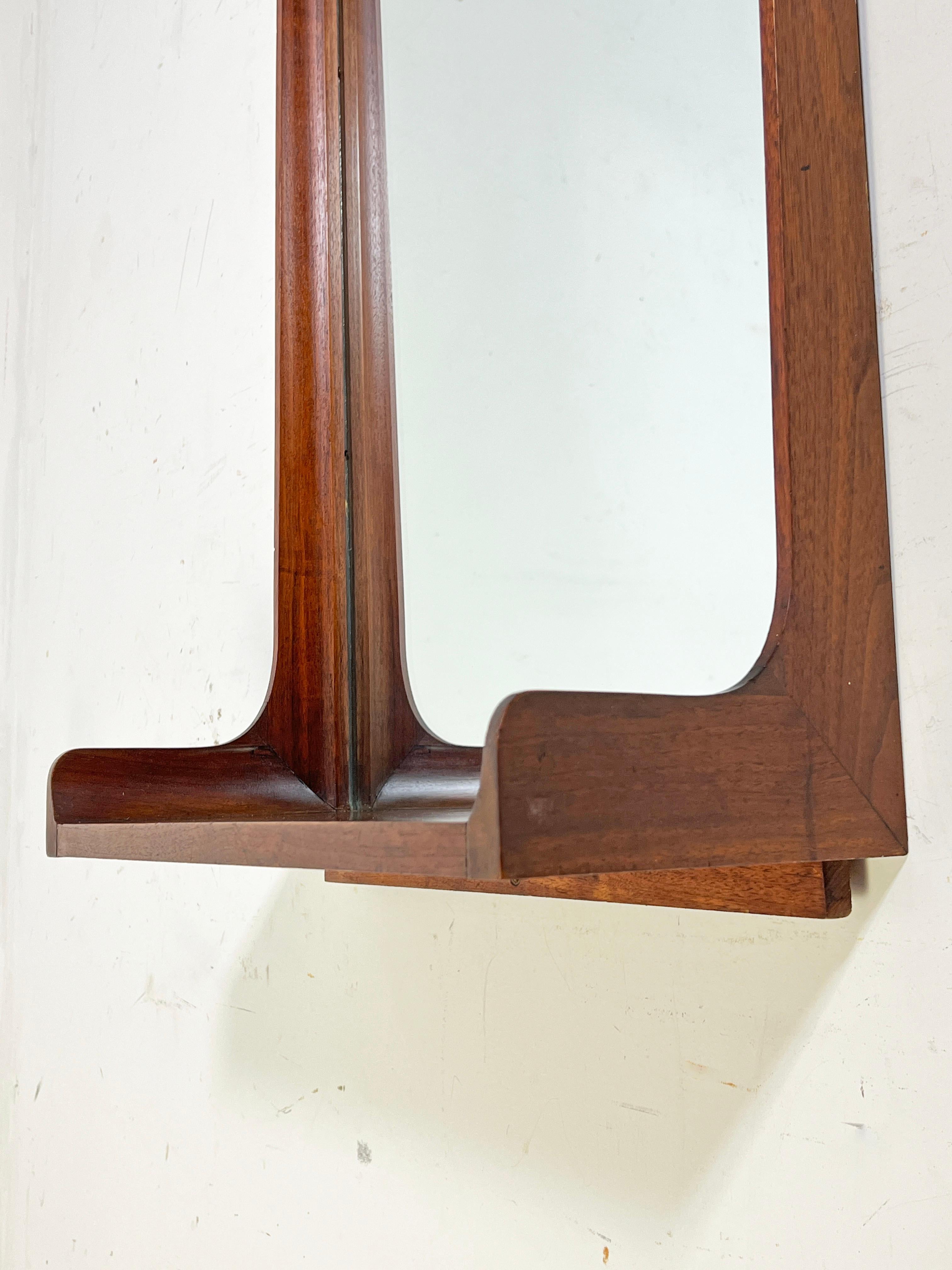 Americano Mid-Century Wall Mirror in Walnut With Shelf, Circa 1960s in vendita