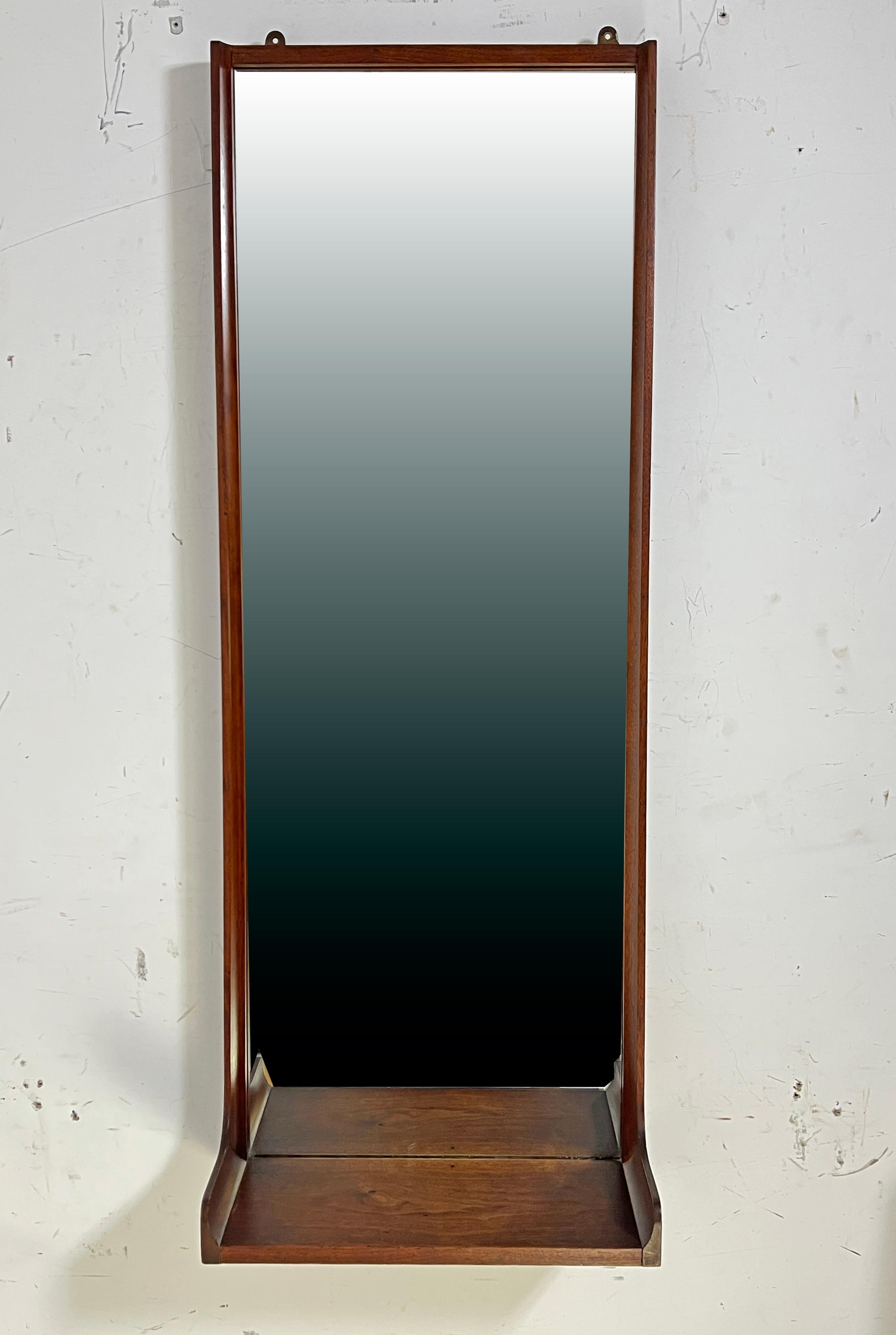 Mid-Century Wall Mirror in Walnut With Shelf, Circa 1960s In condizioni buone in vendita a Peabody, MA