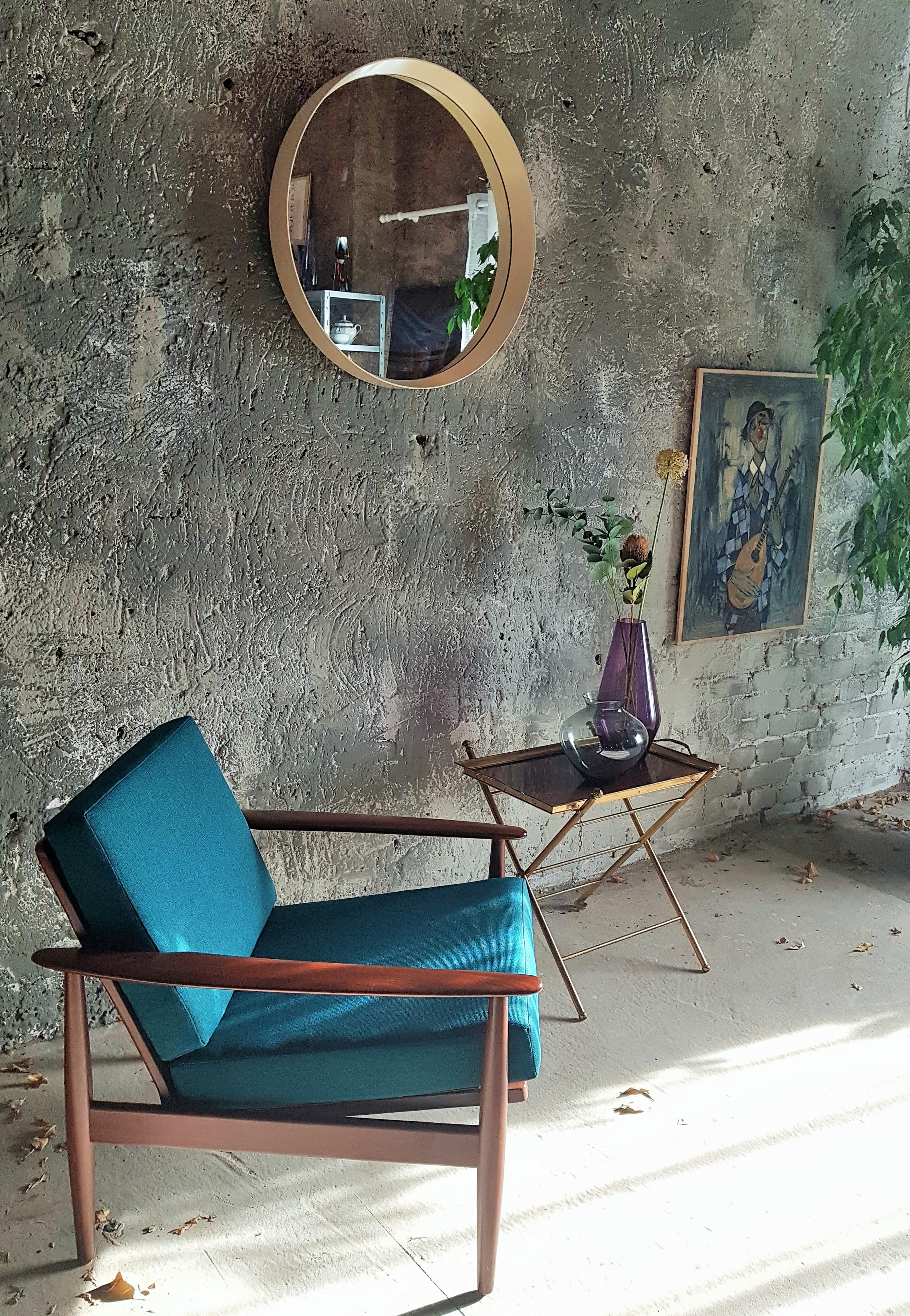 Mid-century wall mirror, white round, Italy 1960s.

Perfect vintage condition.
