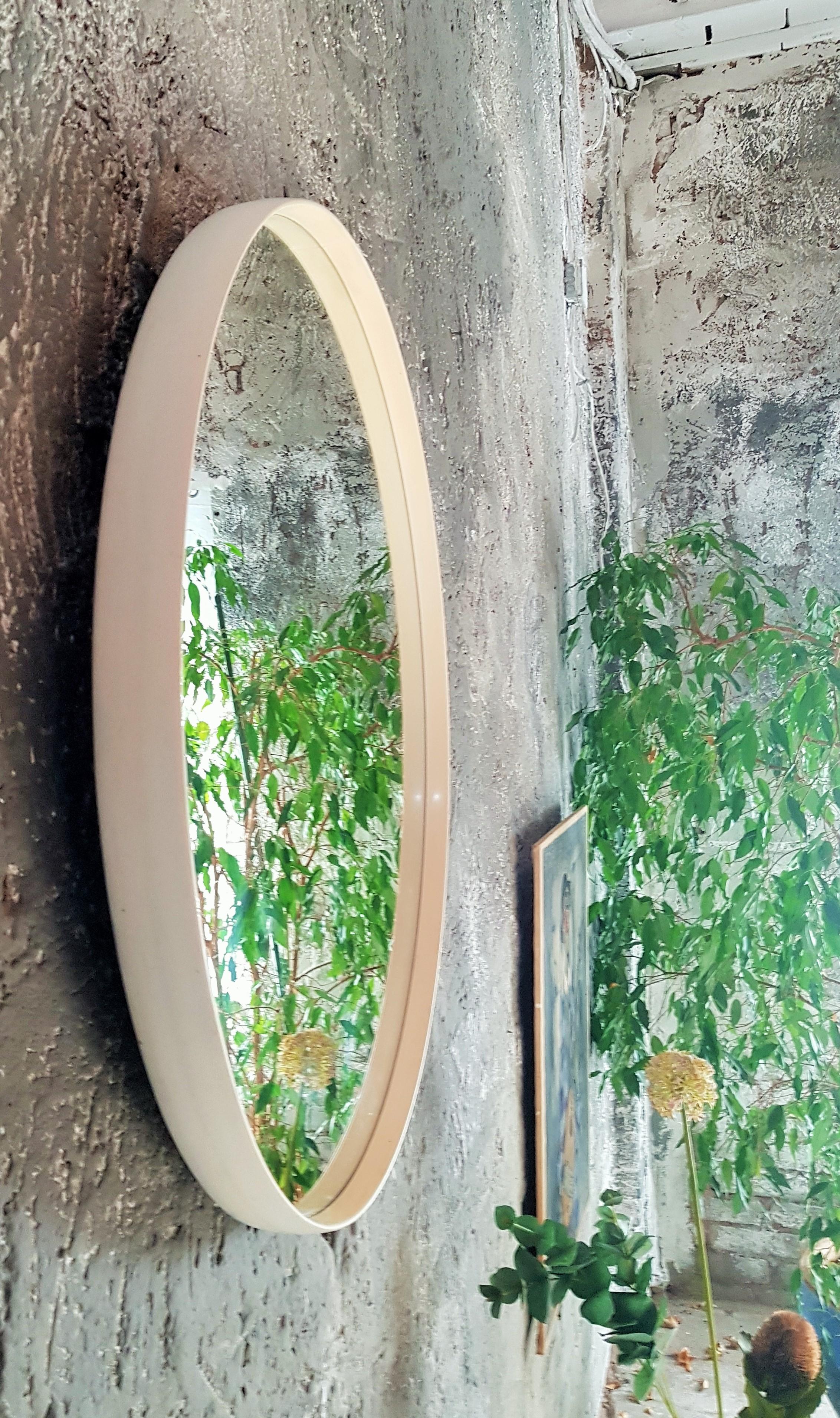 Miroir mural du milieu du siècle, rond blanc, Italie, années 1960 en vente 1