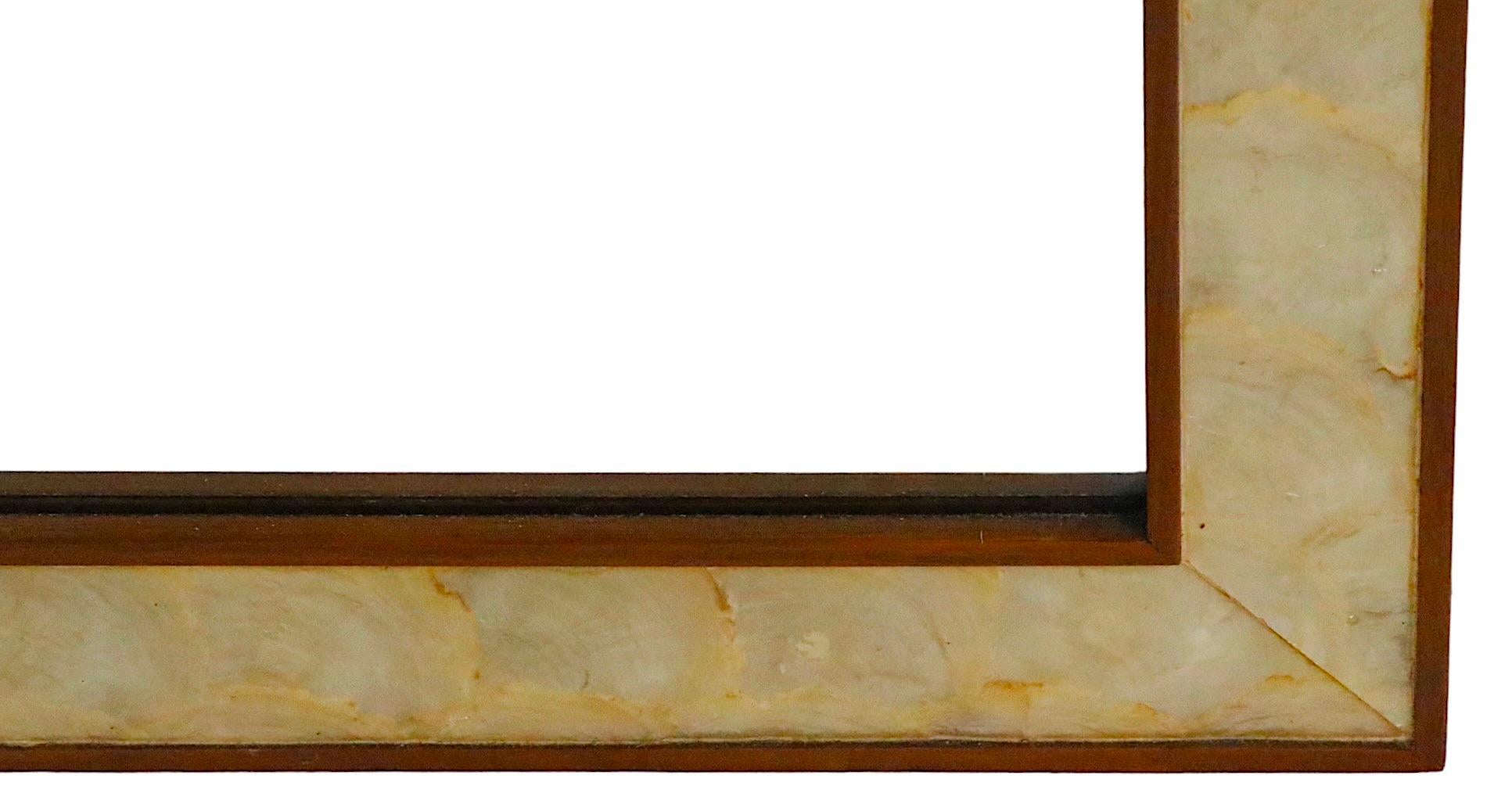 Mid-Century-Wandspiegel mit Rahmen aus Nussbaum und Kapiz-Muschel im Zustand „Gut“ im Angebot in New York, NY