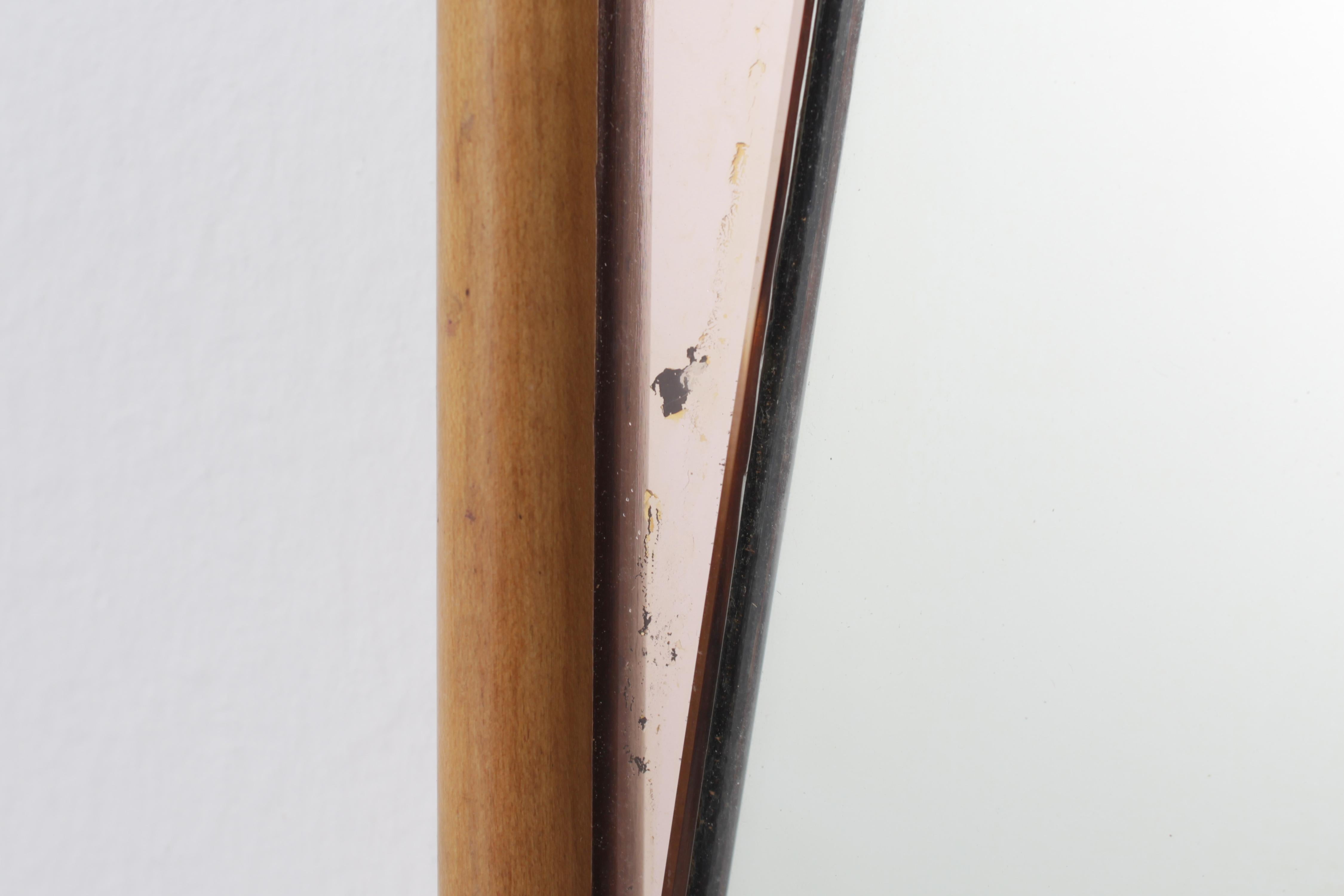 Specchio da parete di metà secolo con cornice in legno ed elementi di specchio rosa anni '60 Italia in vendita 4