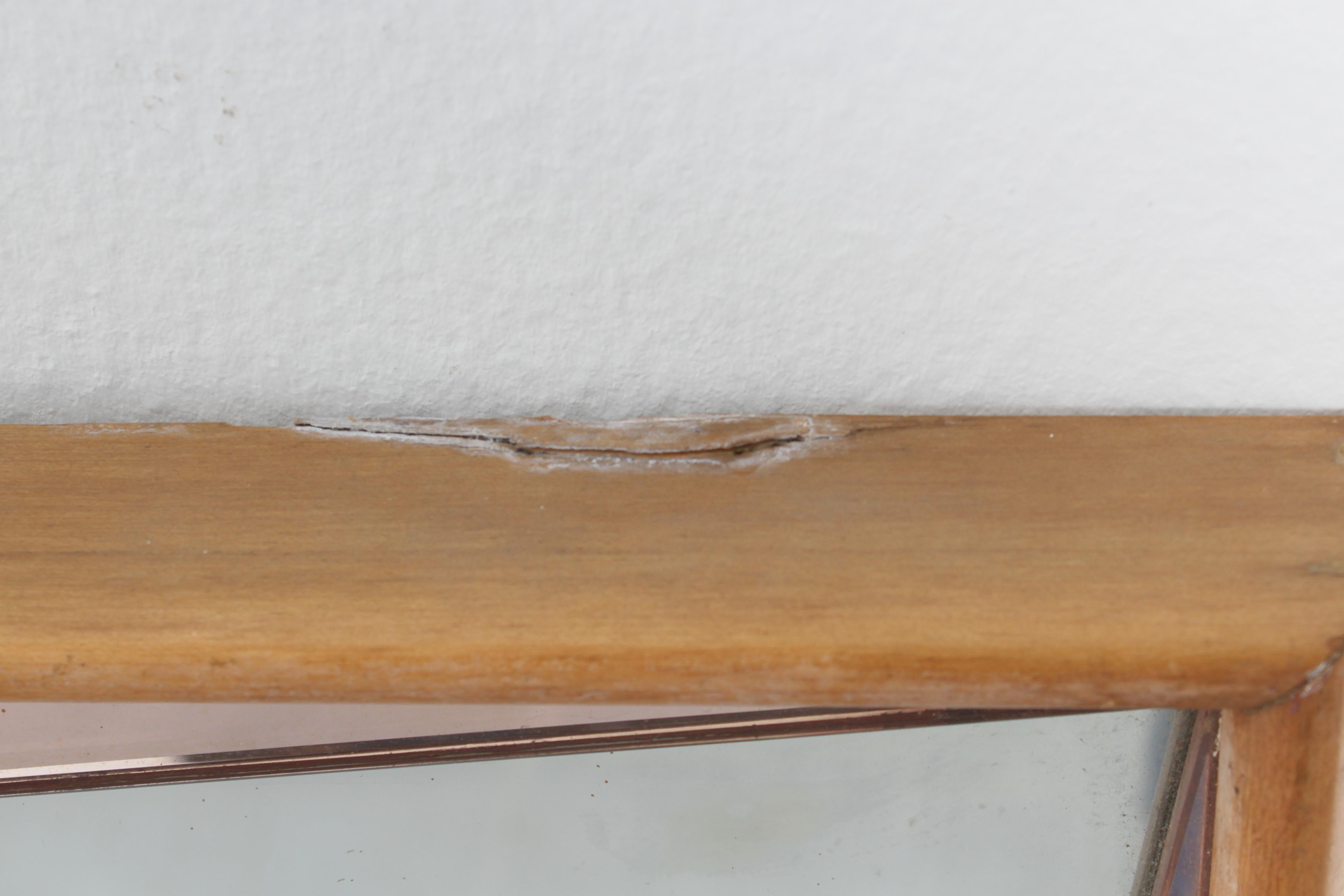 Specchio da parete di metà secolo con cornice in legno ed elementi di specchio rosa anni '60 Italia in vendita 9