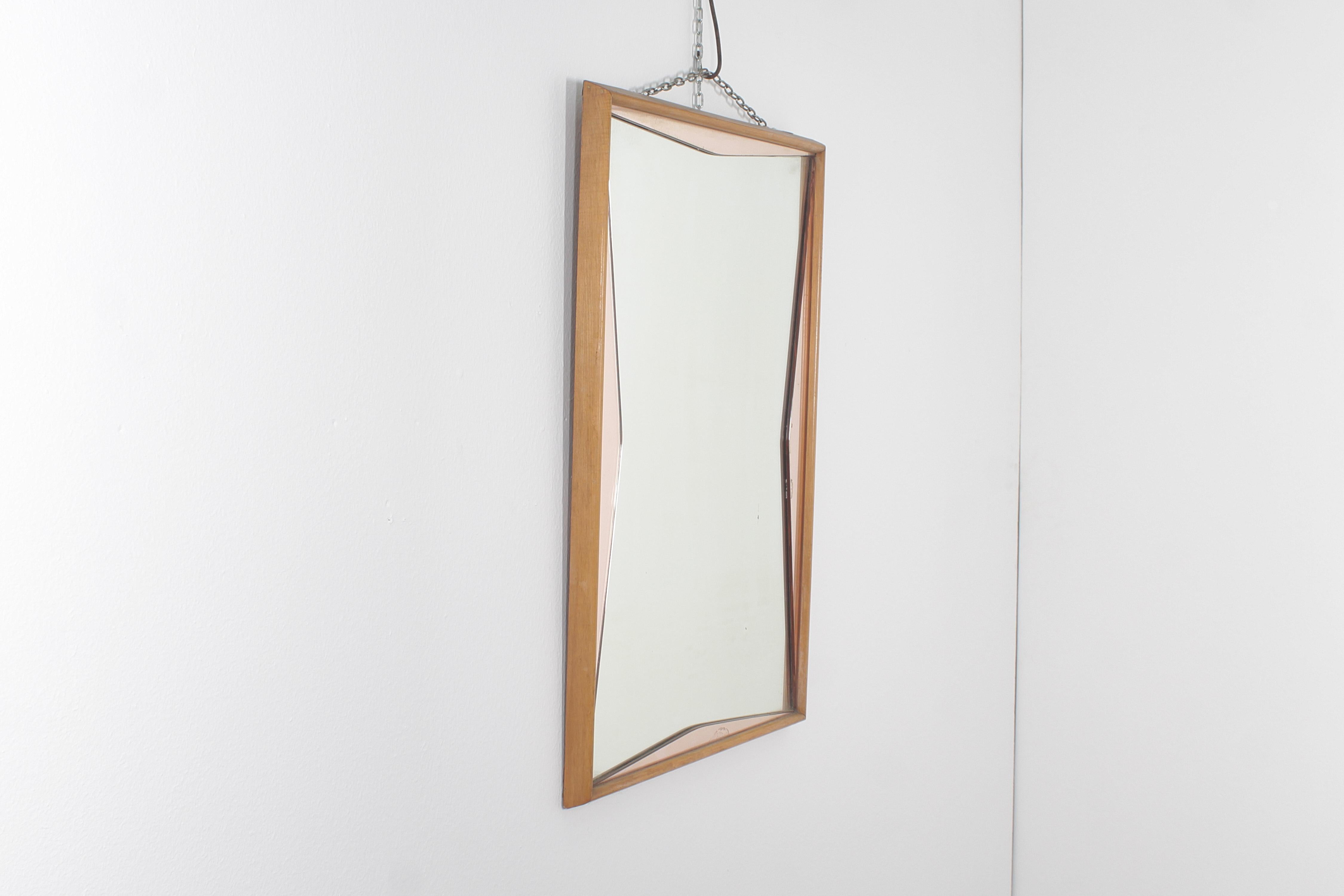 Mid-Century moderno Specchio da parete di metà secolo con cornice in legno ed elementi di specchio rosa anni '60 Italia in vendita