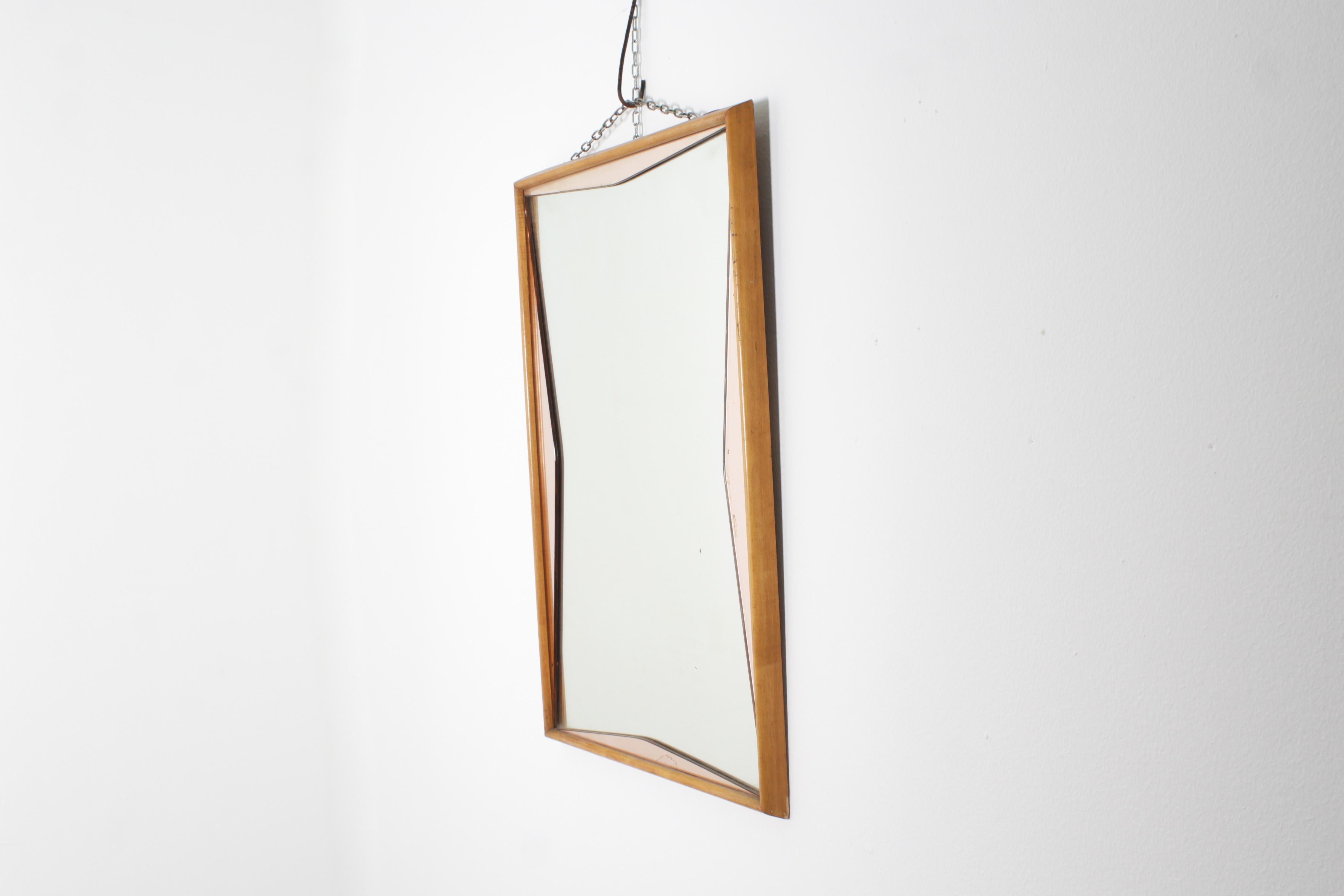 Italiano Specchio da parete di metà secolo con cornice in legno ed elementi di specchio rosa anni '60 Italia in vendita