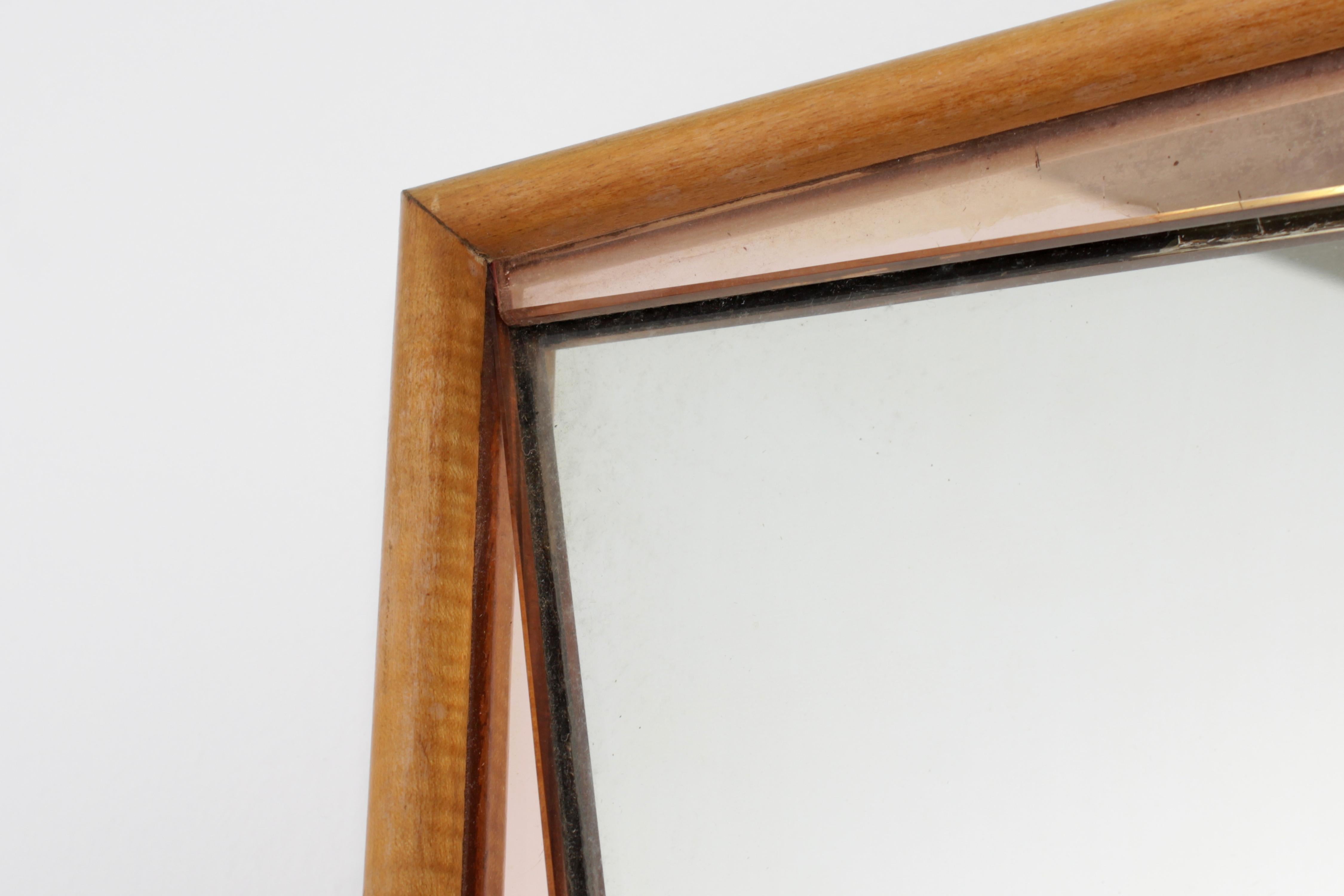 Specchio da parete di metà secolo con cornice in legno ed elementi di specchio rosa anni '60 Italia In condizioni buone in vendita a Palermo, IT