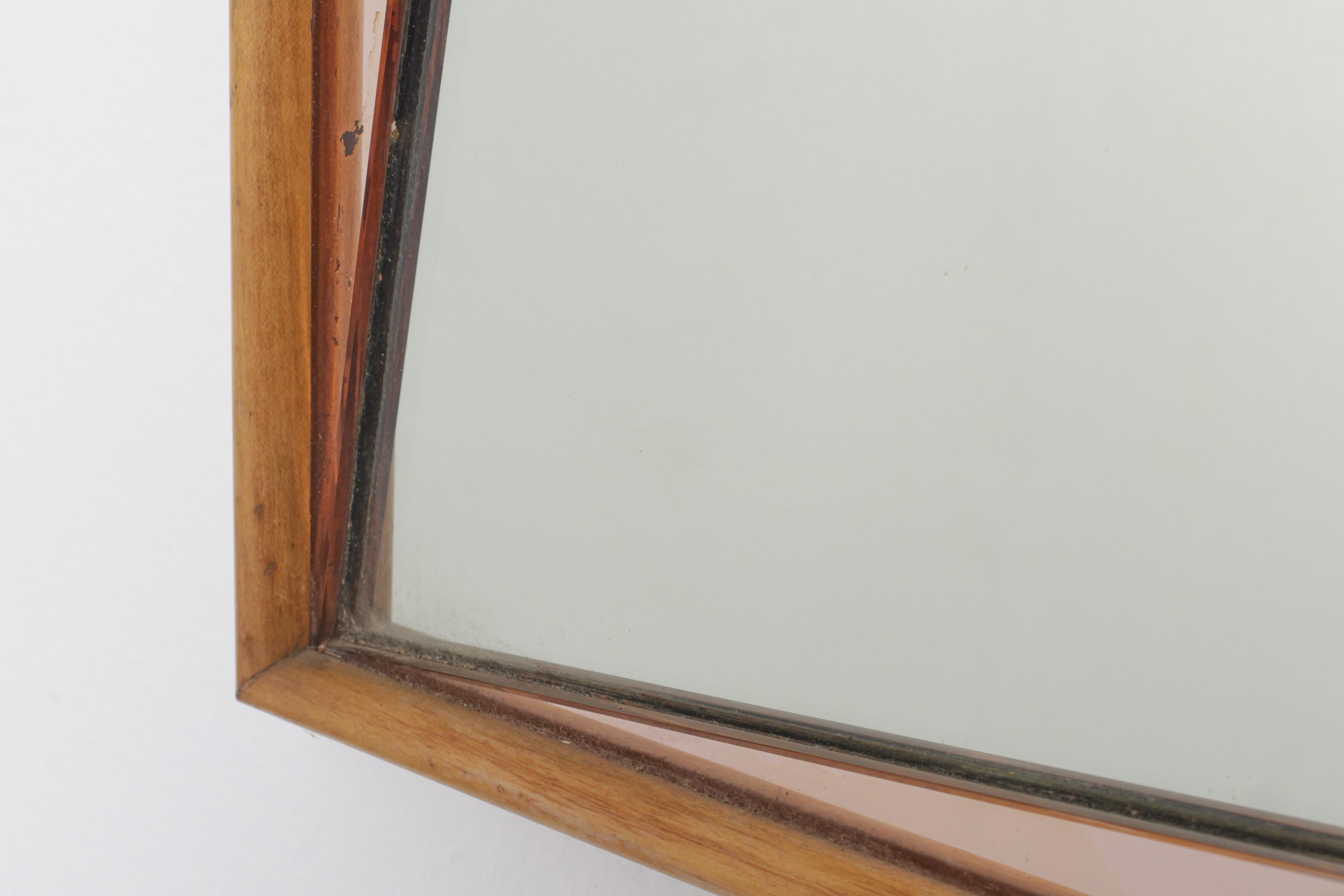Metà XX secolo Specchio da parete di metà secolo con cornice in legno ed elementi di specchio rosa anni '60 Italia in vendita