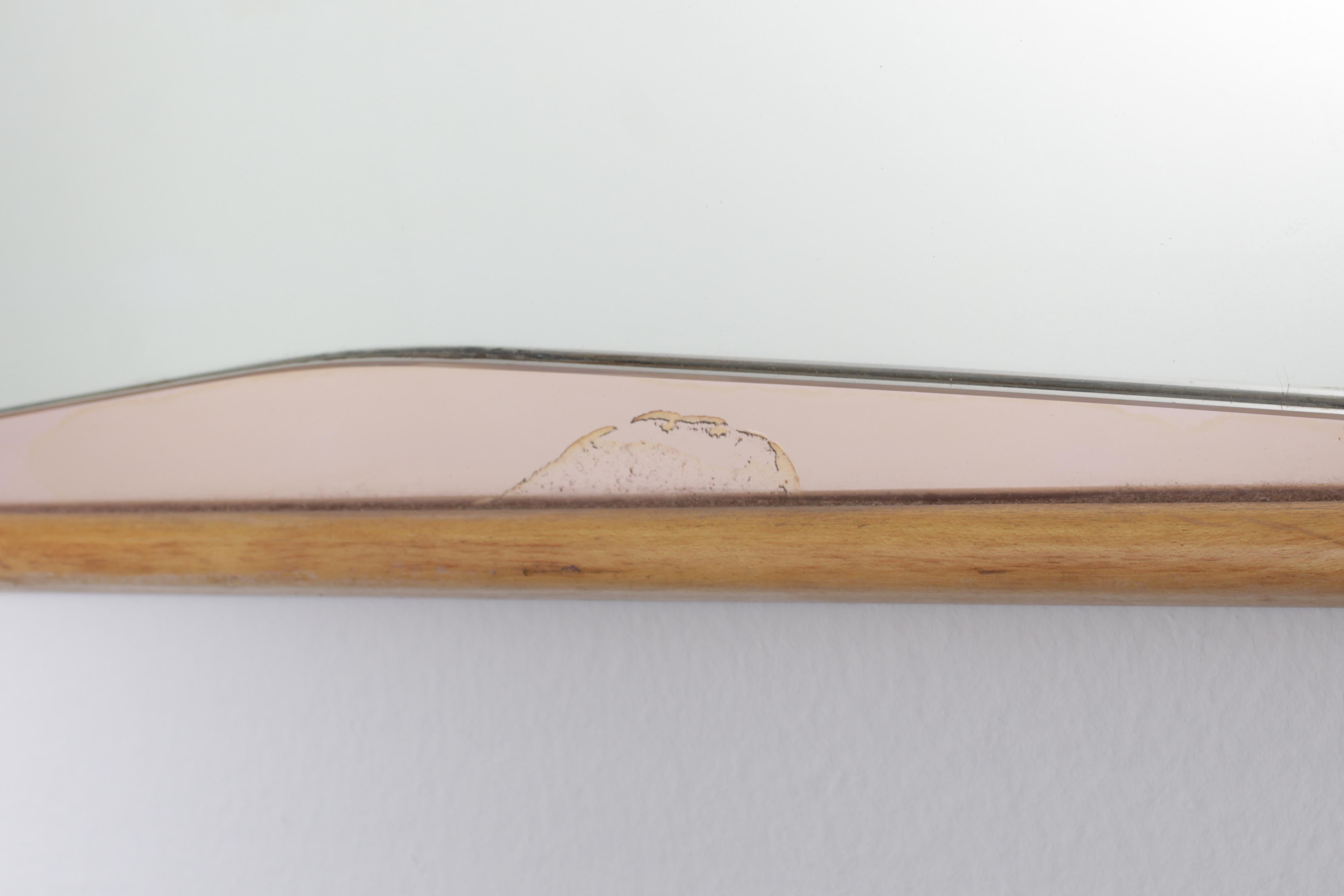 Specchio da parete di metà secolo con cornice in legno ed elementi di specchio rosa anni '60 Italia in vendita 1
