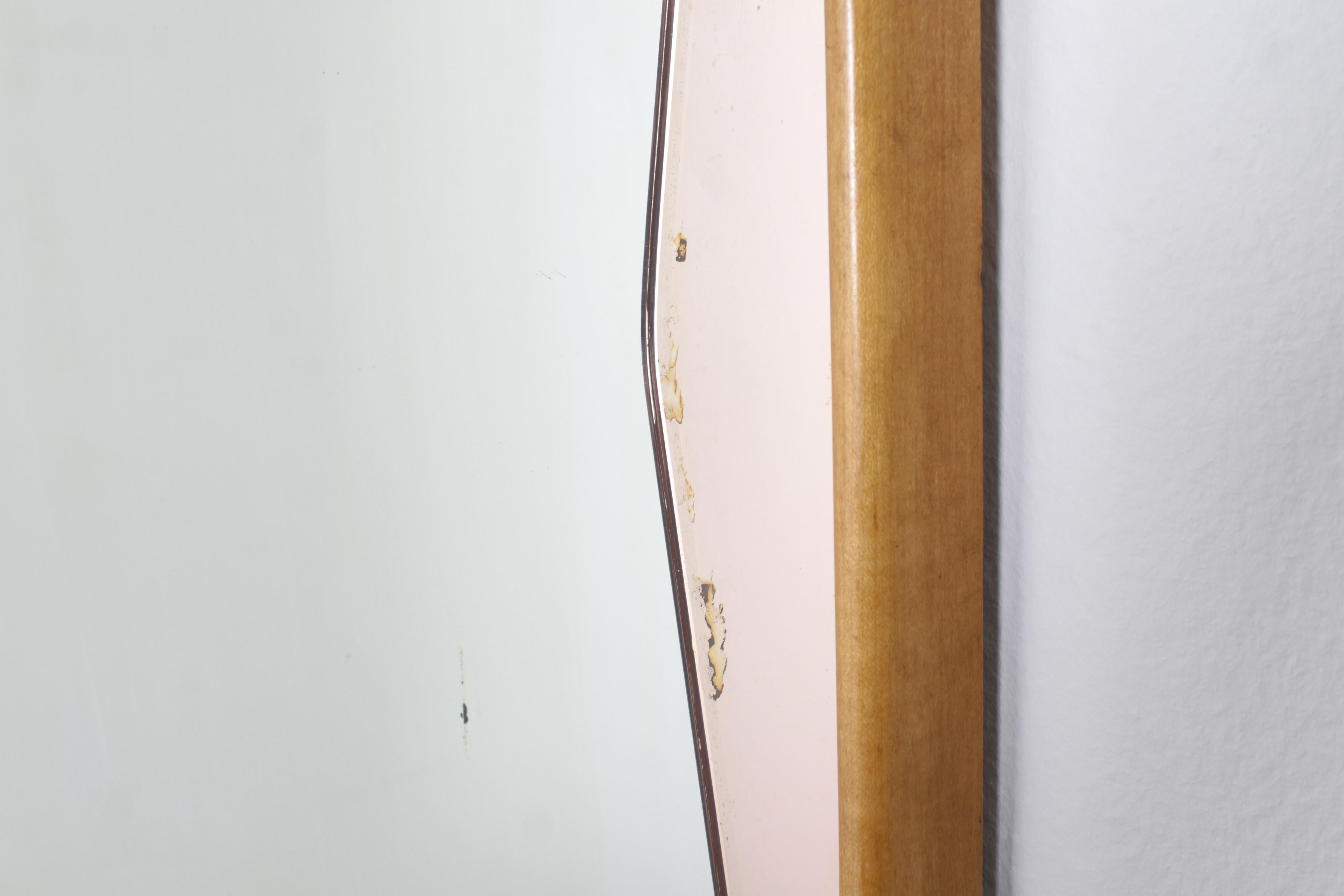 Specchio da parete di metà secolo con cornice in legno ed elementi di specchio rosa anni '60 Italia in vendita 2