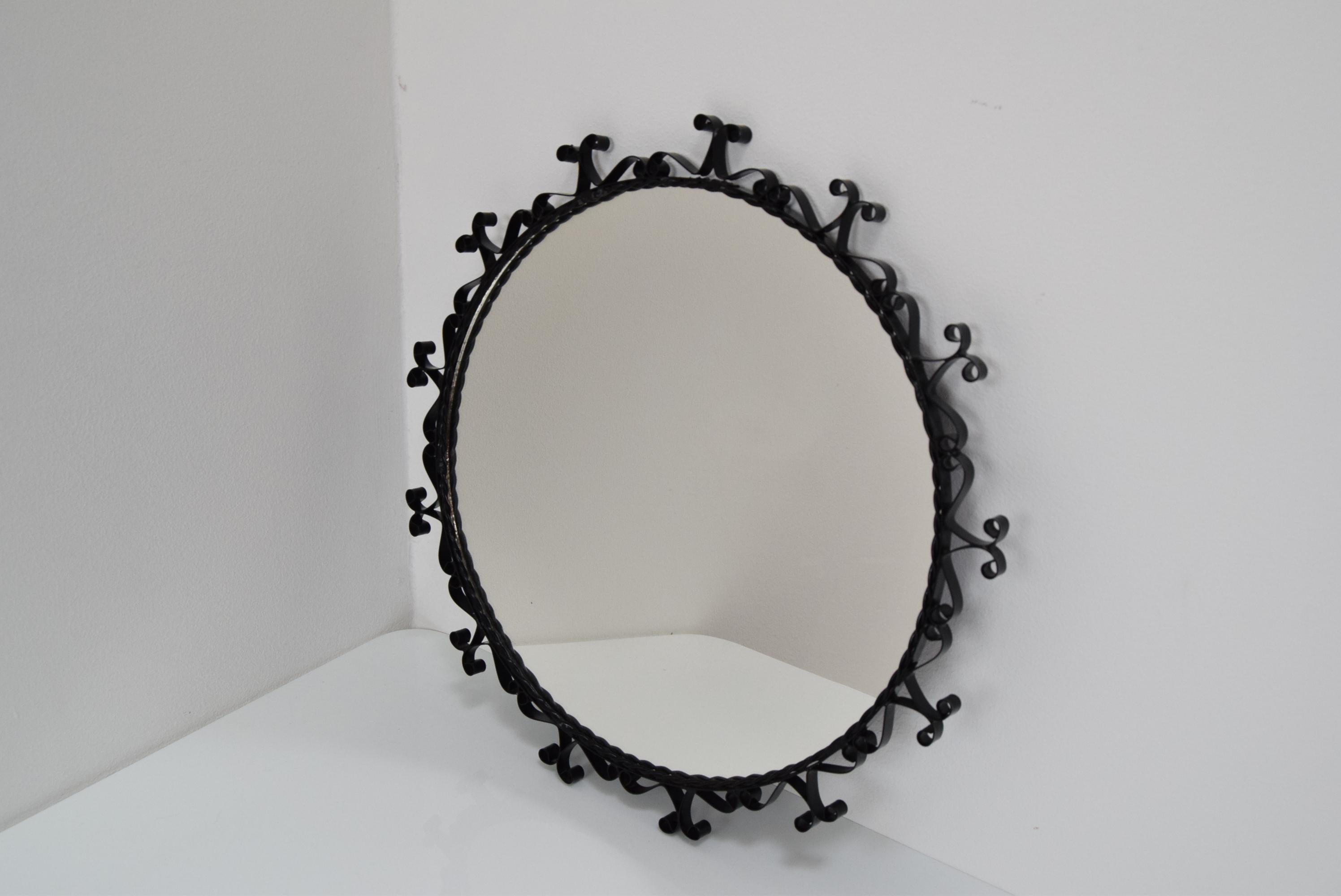 Made in Czechoslovakia
Made of mirror, metal
With aged patina
Re-polished
Good original condition.