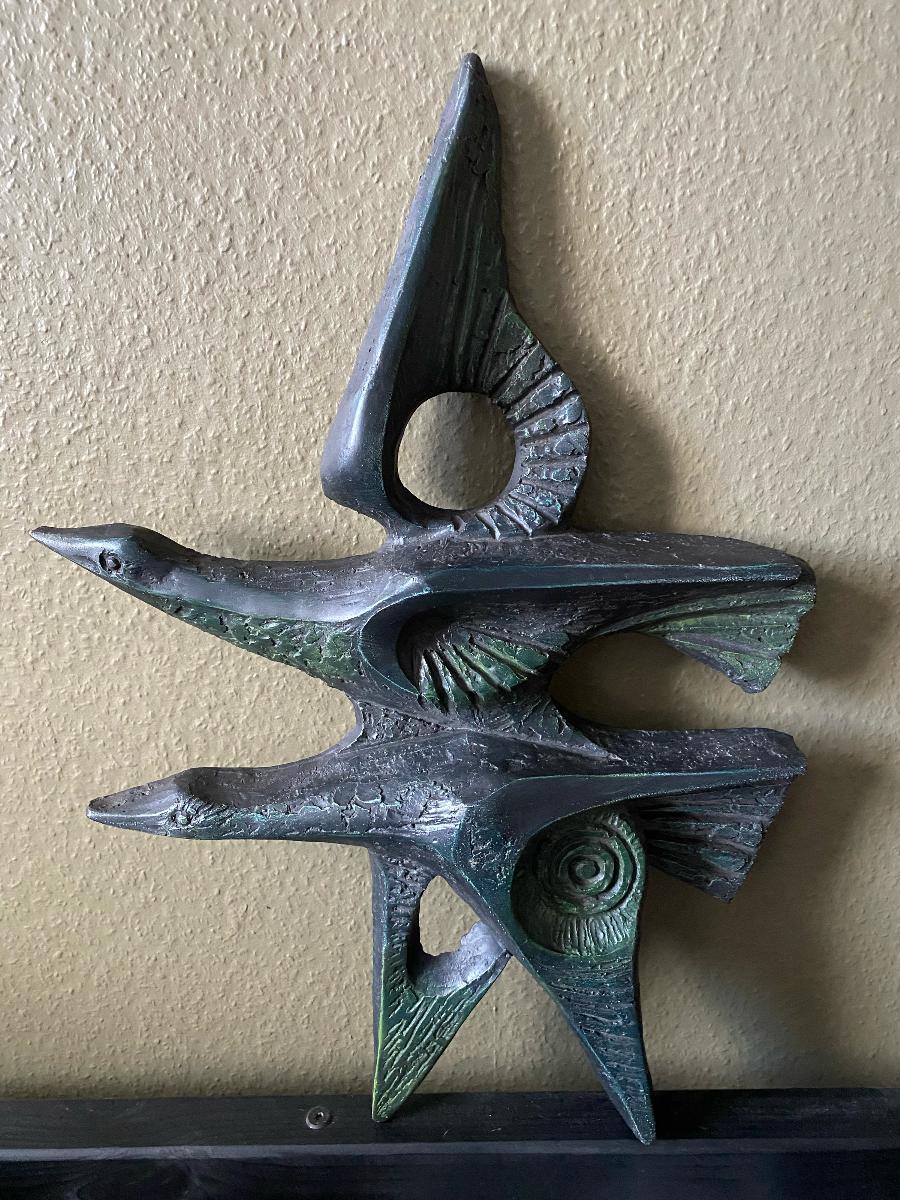 Mid-Century large stylish bird wall plaque. Black with a green glaze. Probably made in Scandinavia.