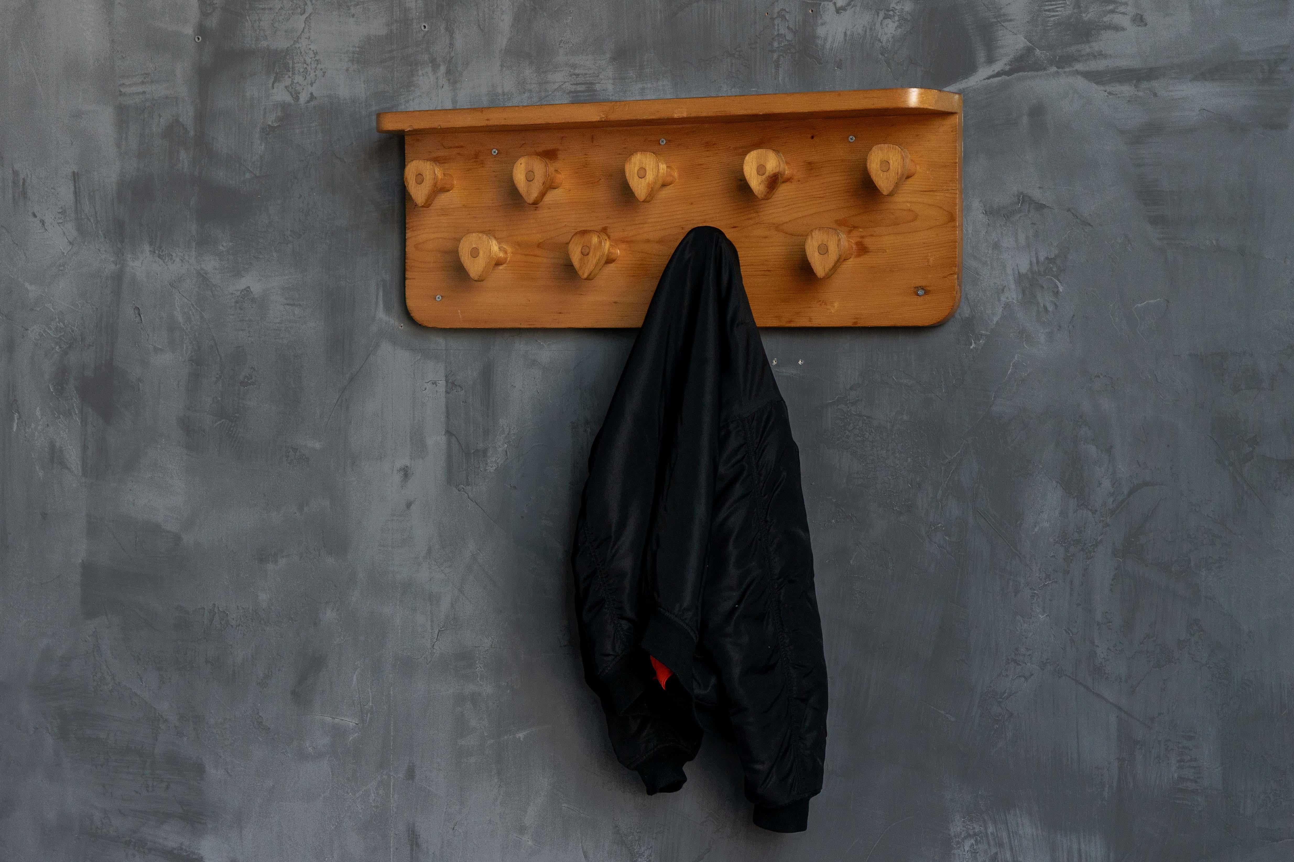 Wandgarderobe aus der Mitte des Jahrhunderts von Charlotte Perriand, Frankreich, 1950er Jahre (Holz) im Angebot