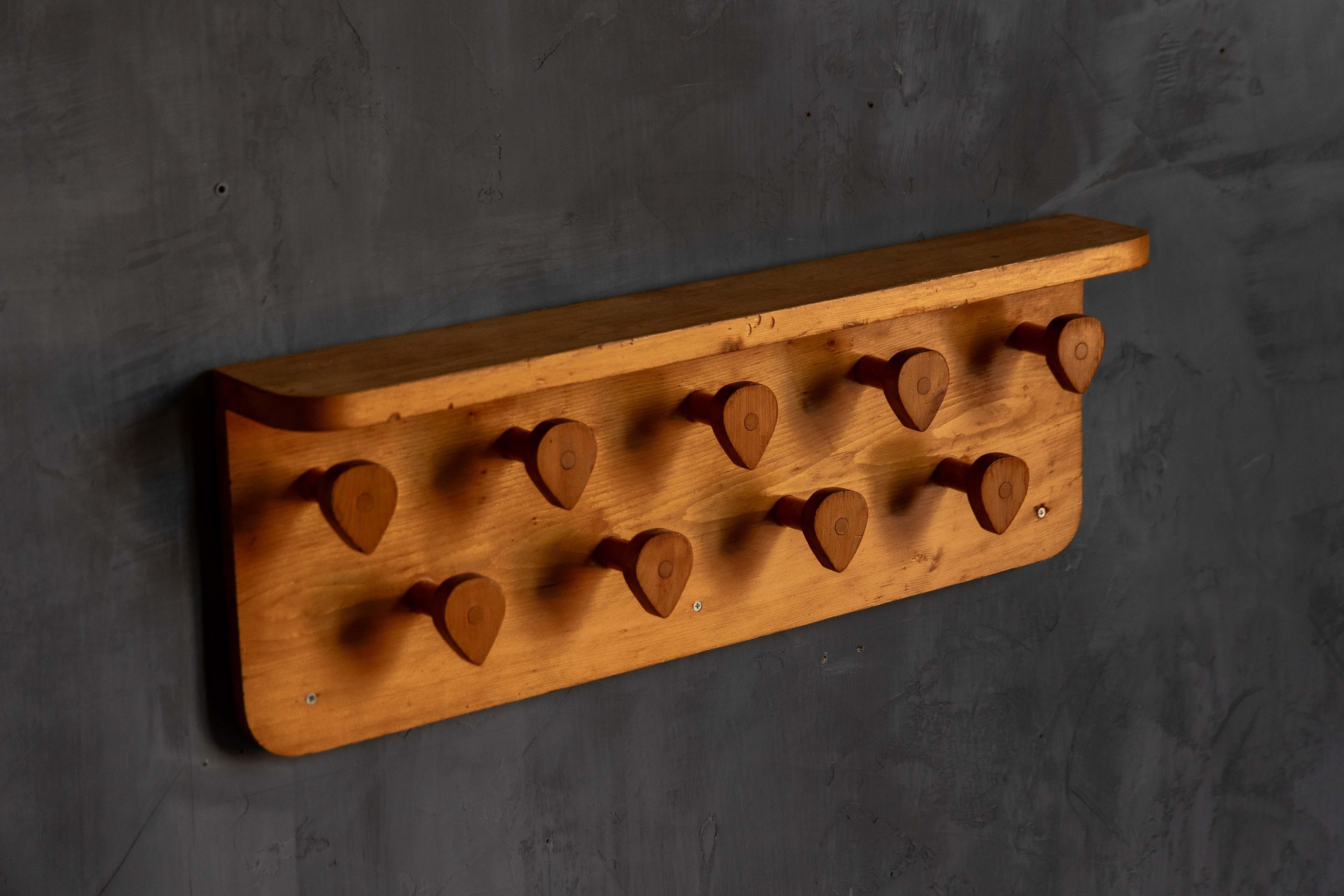 Wandgarderobe aus der Mitte des Jahrhunderts von Charlotte Perriand, Frankreich, 1950er Jahre im Angebot 1