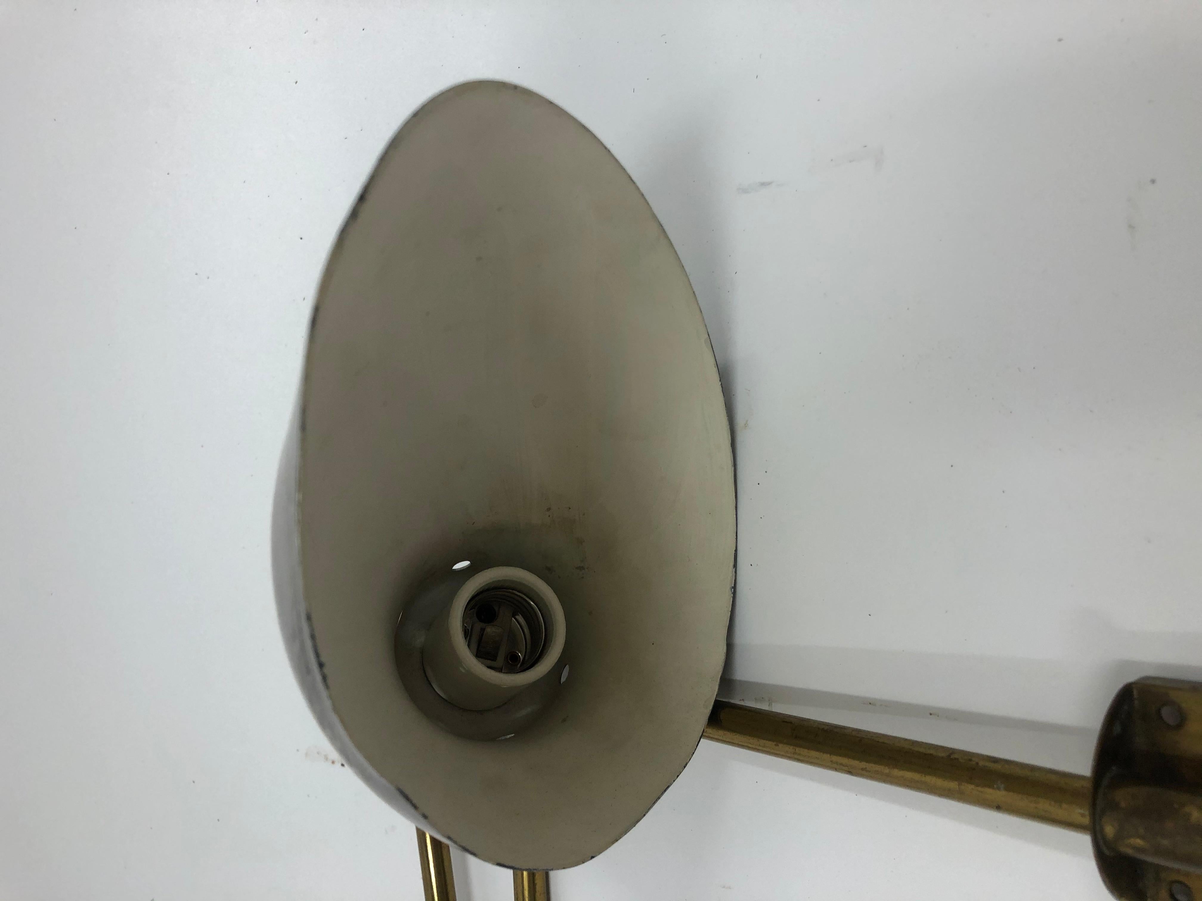 Mid Century Wall-Mounted Lamp In Good Condition For Sale In New York, NY