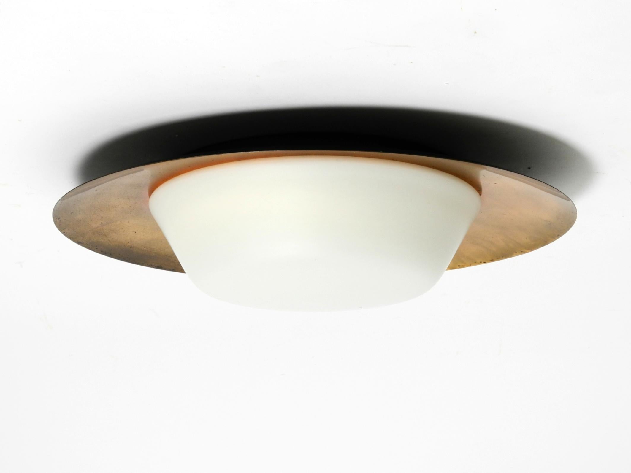 Mid-Century Modern Applique ou plafonnier du milieu du siècle dernier en verre avec réflecteur en métal plaqué laiton en vente