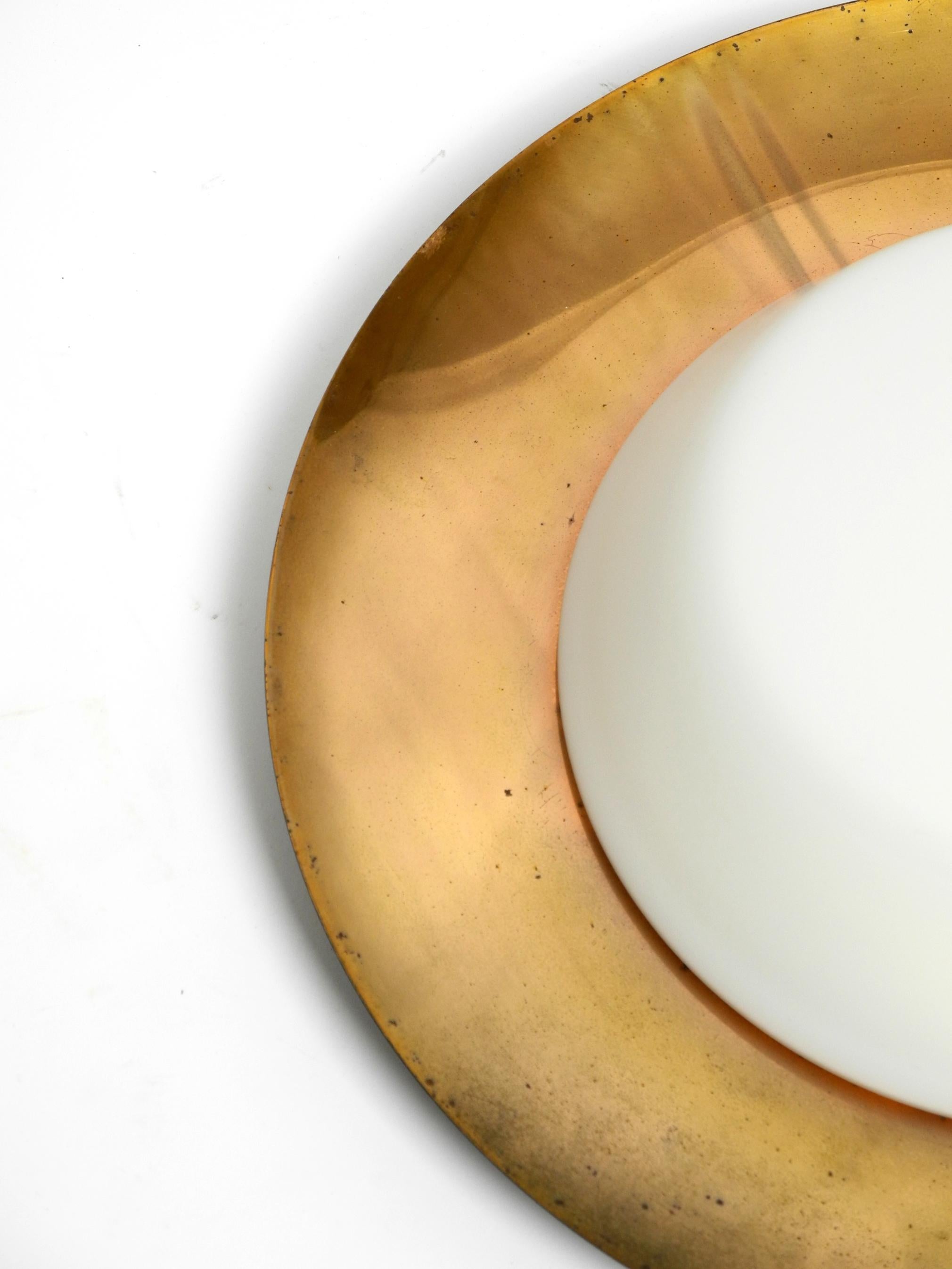Applique ou plafonnier du milieu du siècle dernier en verre avec réflecteur en métal plaqué laiton Bon état - En vente à München, DE