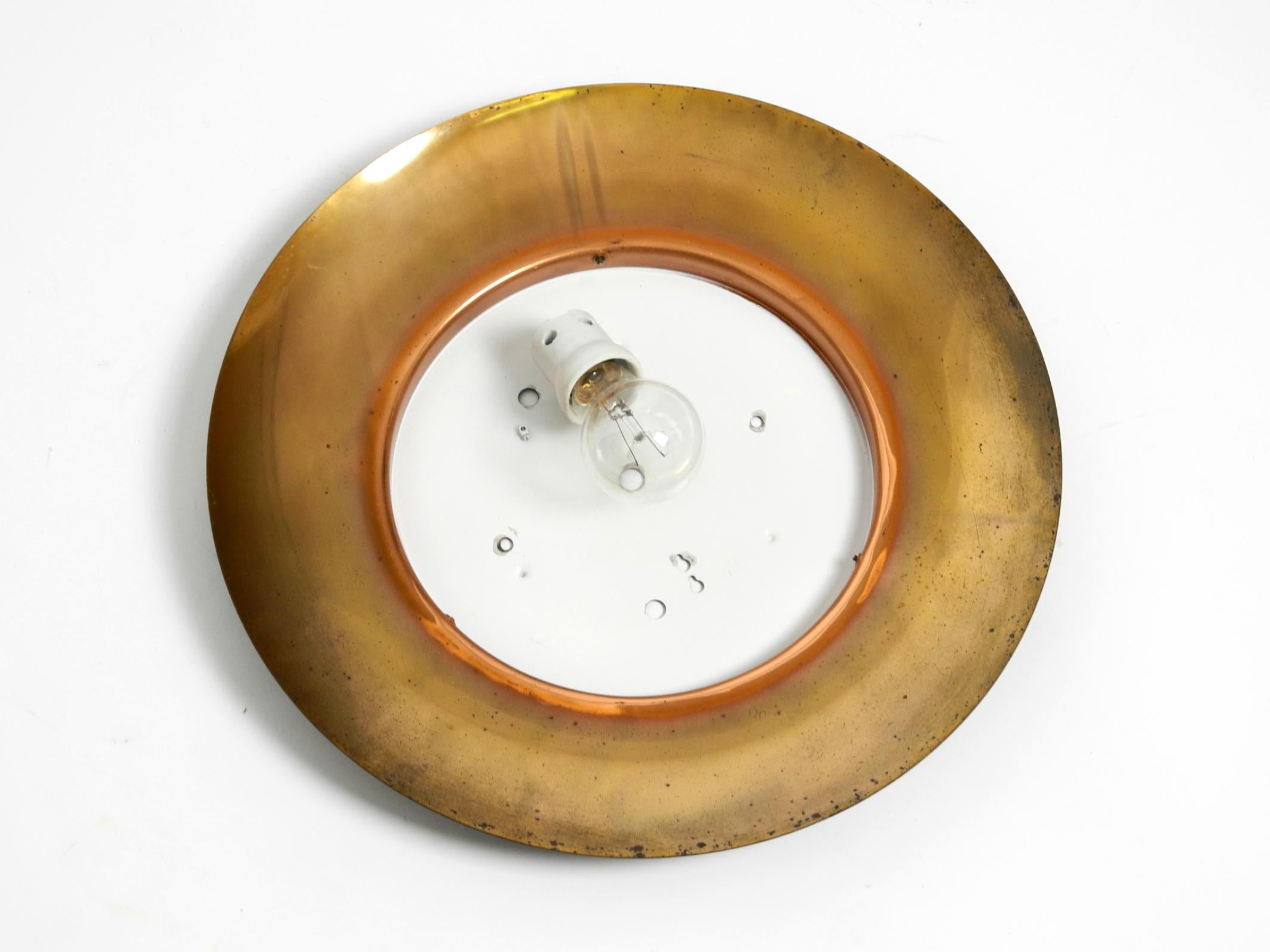 Métal Applique ou plafonnier du milieu du siècle dernier en verre avec réflecteur en métal plaqué laiton en vente