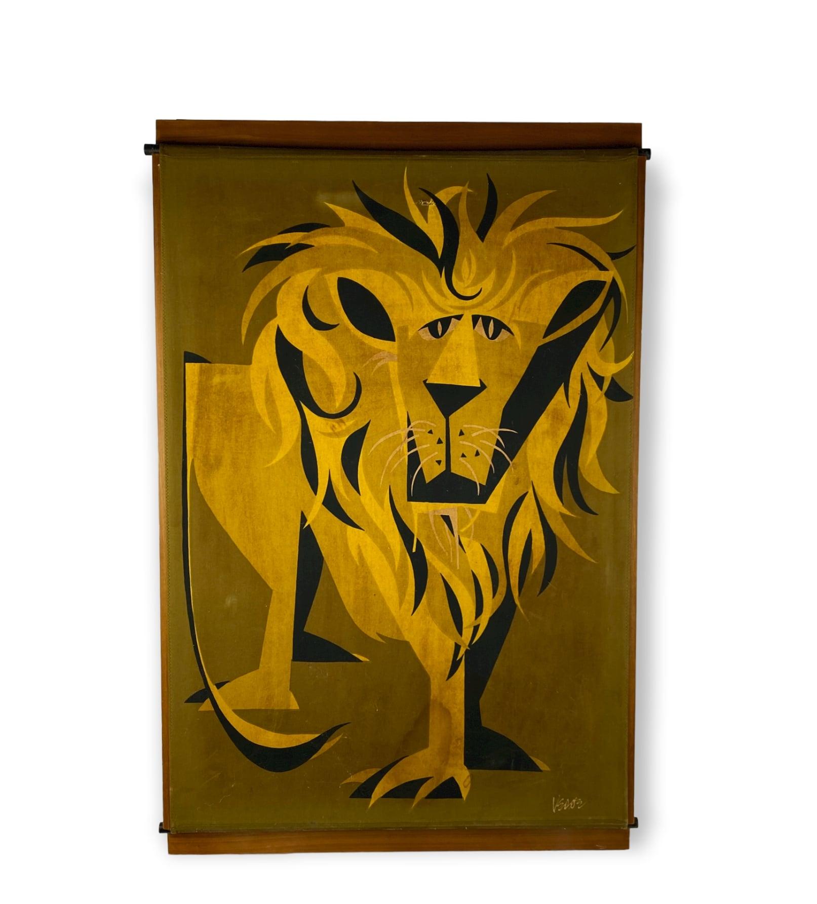 Panneau en bois du milieu du siècle, recouvert de tissu décoré d'une figure de lion. Signé.

Italie années 1960

L'objet est la porte d'un meuble sur mesure qui recouvrait un radiateur. Il provient du mobilier sur mesure conçu par Ignazio Gardella