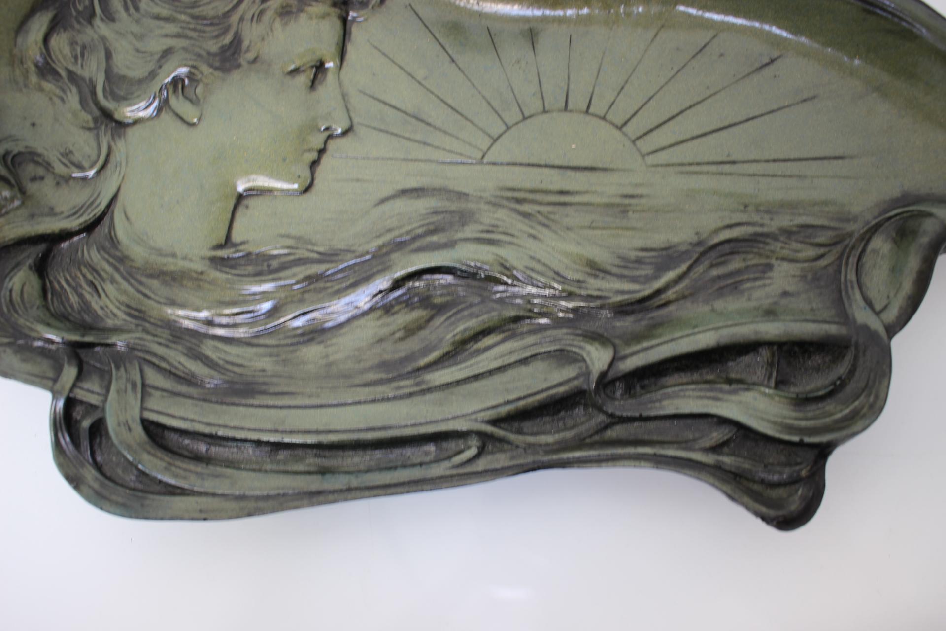 Scultura in resina da parete di metà secolo, anni '50 In condizioni buone in vendita a Praha, CZ