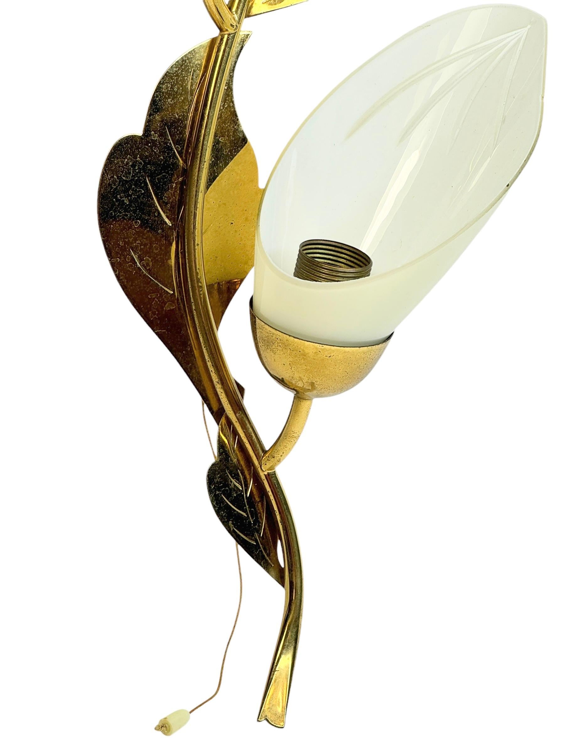 Beautiful wall light attributed to Vereinigte Werkstätten München. Made in Germany from brass and glass. This original mid-century wall light was made in Germany in the 1950s we believe by Vereinigte Werkstätten München. This high-quality German