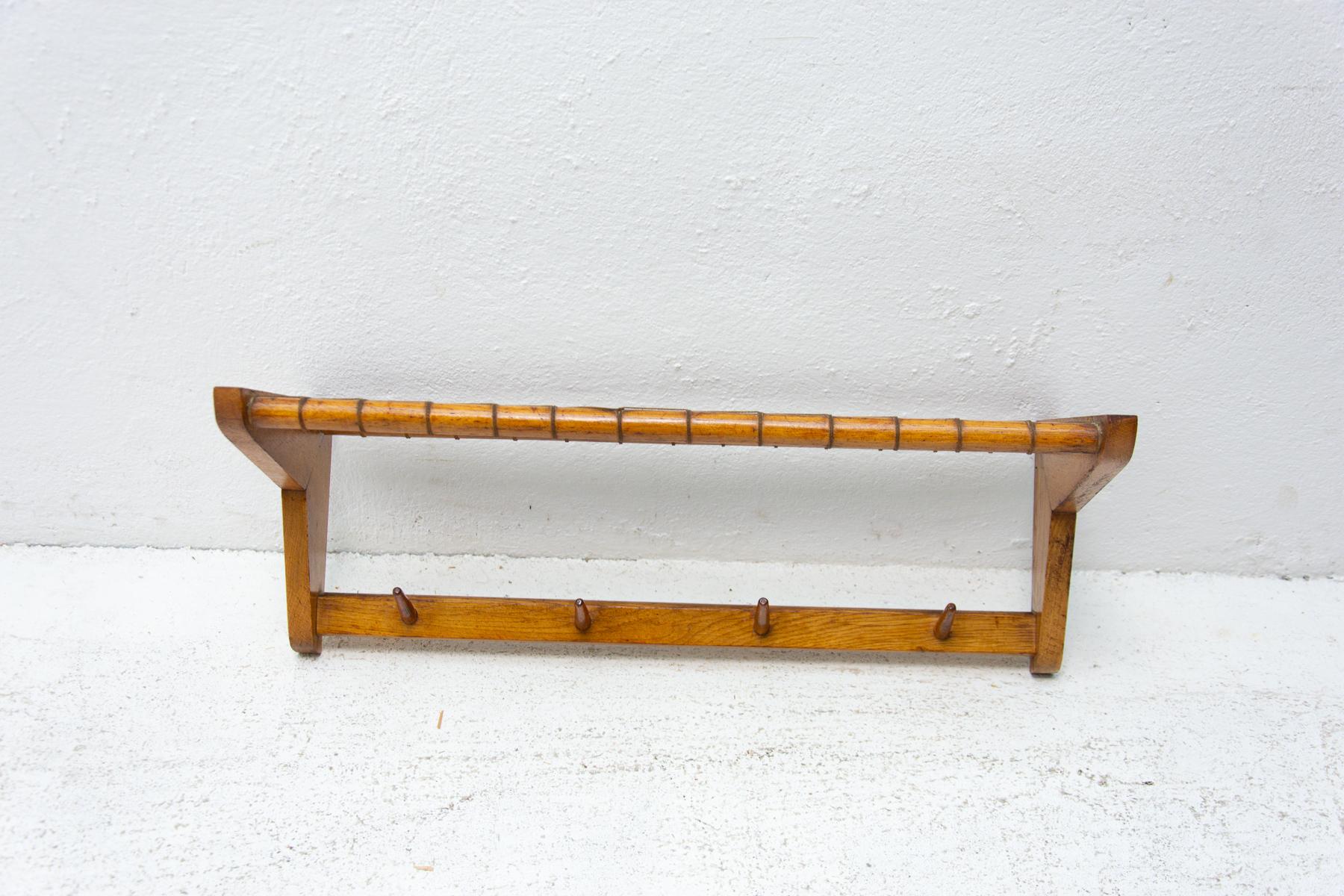 Vintage wall shelf, made in the former Czechoslovakia in the 1960´s. It was produced by Krásná Jizba company. It’s made of beech wood and an intertwined upper part. In good Vintage condition, slight signs of age and using.