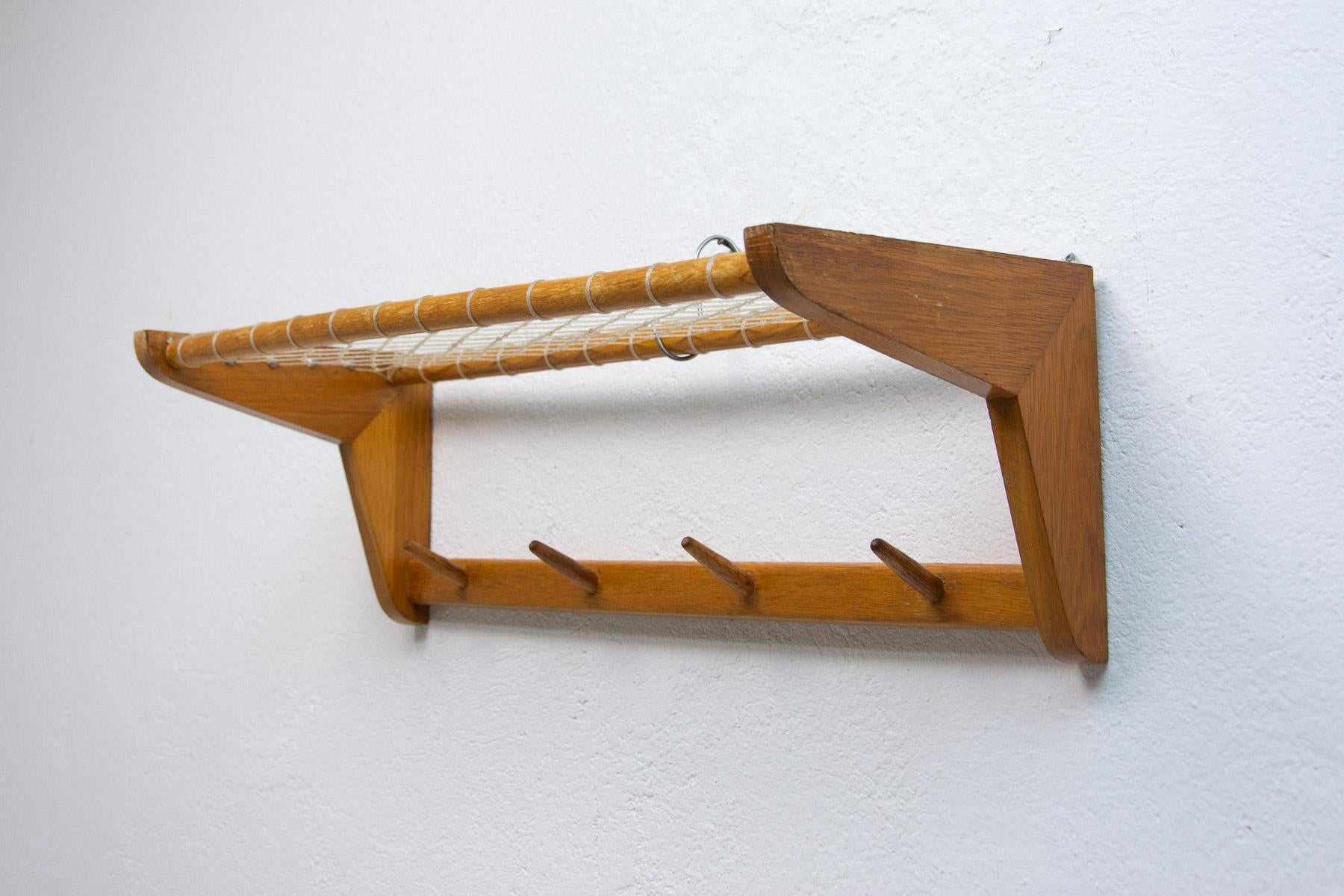 Vintage Wall shelf, made in the former Czechoslovakia in the 1960´s. It was produced by Krásná Jizba company. It’s made of beech wood and an intertwined upper part. In very good Vintage condition.

Measures: Height: 20 cm

Lenght: 60