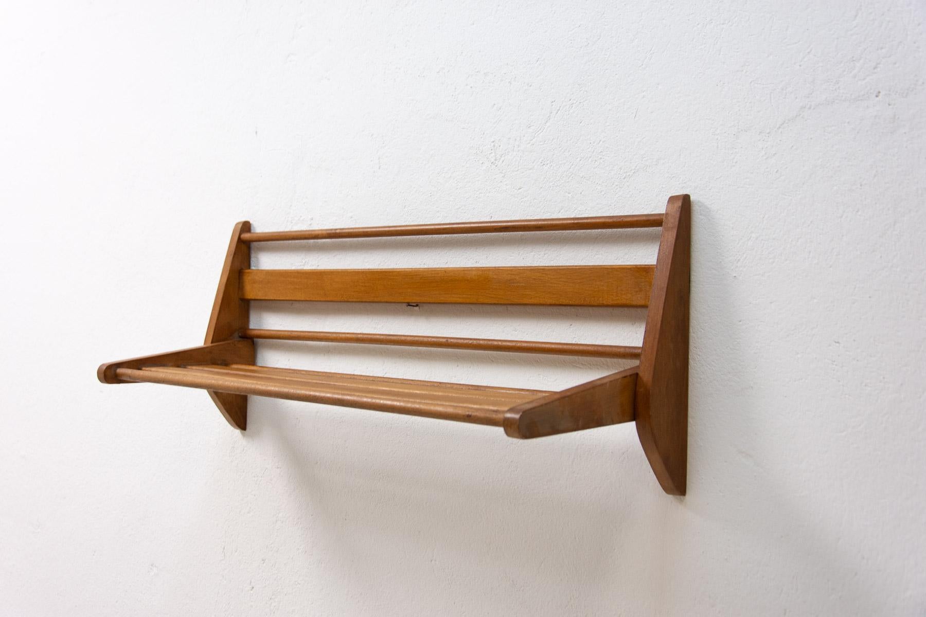 Mid century wooden shelf made by Krásná Jizba company in the former Czechoslovakia in the 1960´s.
It´s made of beech wood.
In very good Vintage condition, shows signs of age and using.

 

Measures: Height: 30 cm

width: 74 cm

depth: 24