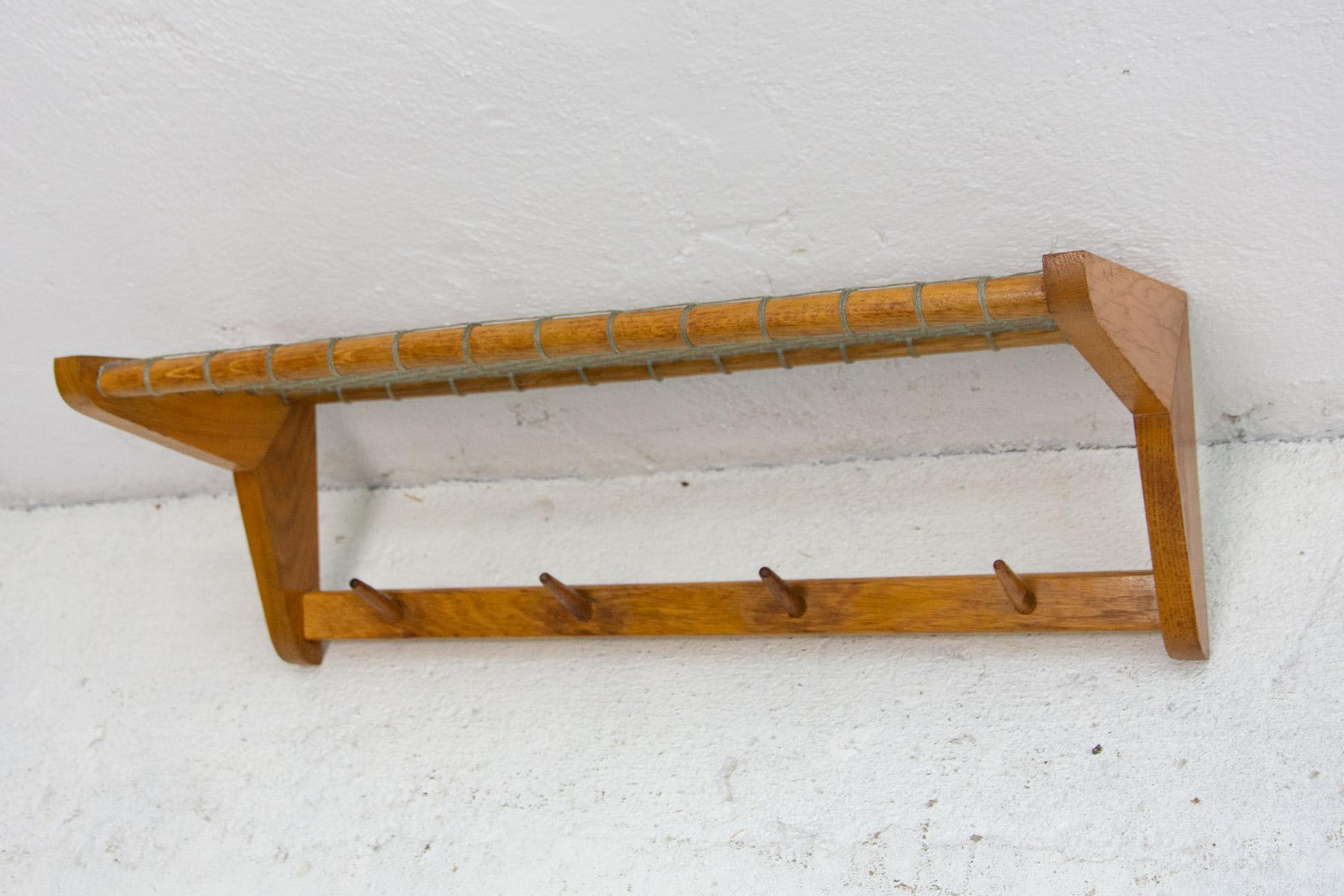 Vintage Wall shelf, made in the former Czechoslovakia in the 1960´s. It was produced by Krásná Jizba company. It’s made of beech wood and an intertwined upper part. In very good Vintage condition.

Height: 20 cm

Lenght: 60 cm

depth: 20 cm
