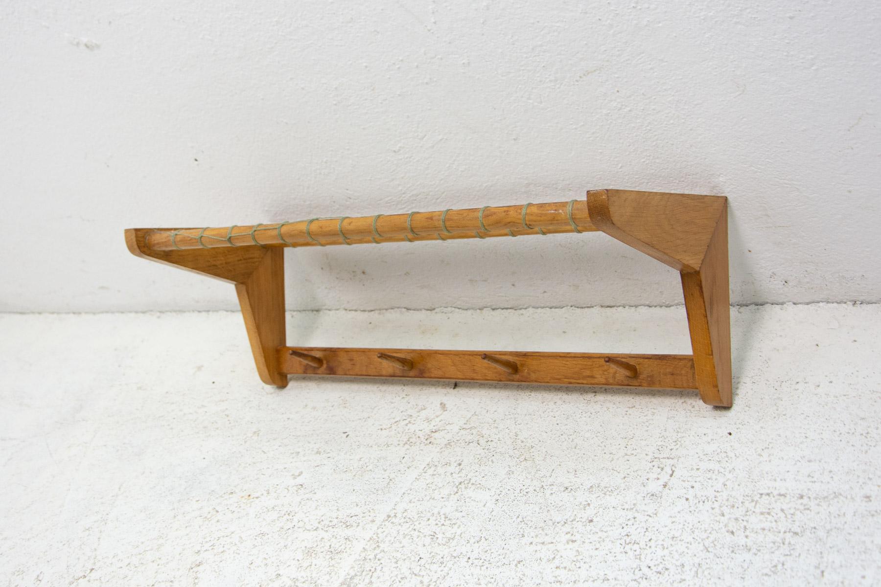 Vintage Wall shelf, made in the former Czechoslovakia in the 1960´s. It was produced by Krásná Jizba company. It’s made of beech wood and an intertwined upper part. In very good Vintage condition.

Measures: Height: 20 cm

Lenght: 60