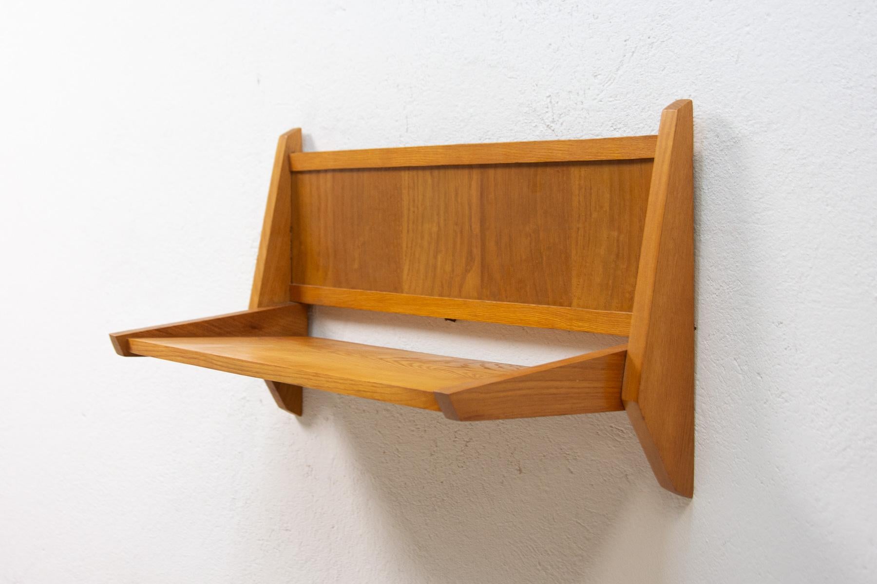 Mid-century wooden shelf made by ULUV company in the former Czechoslovakia in the 1960's.
It's made of beech wood.
In very good Vintage condition.

 

Height: 30 cm

width: 54 cm

depth: 22 cm