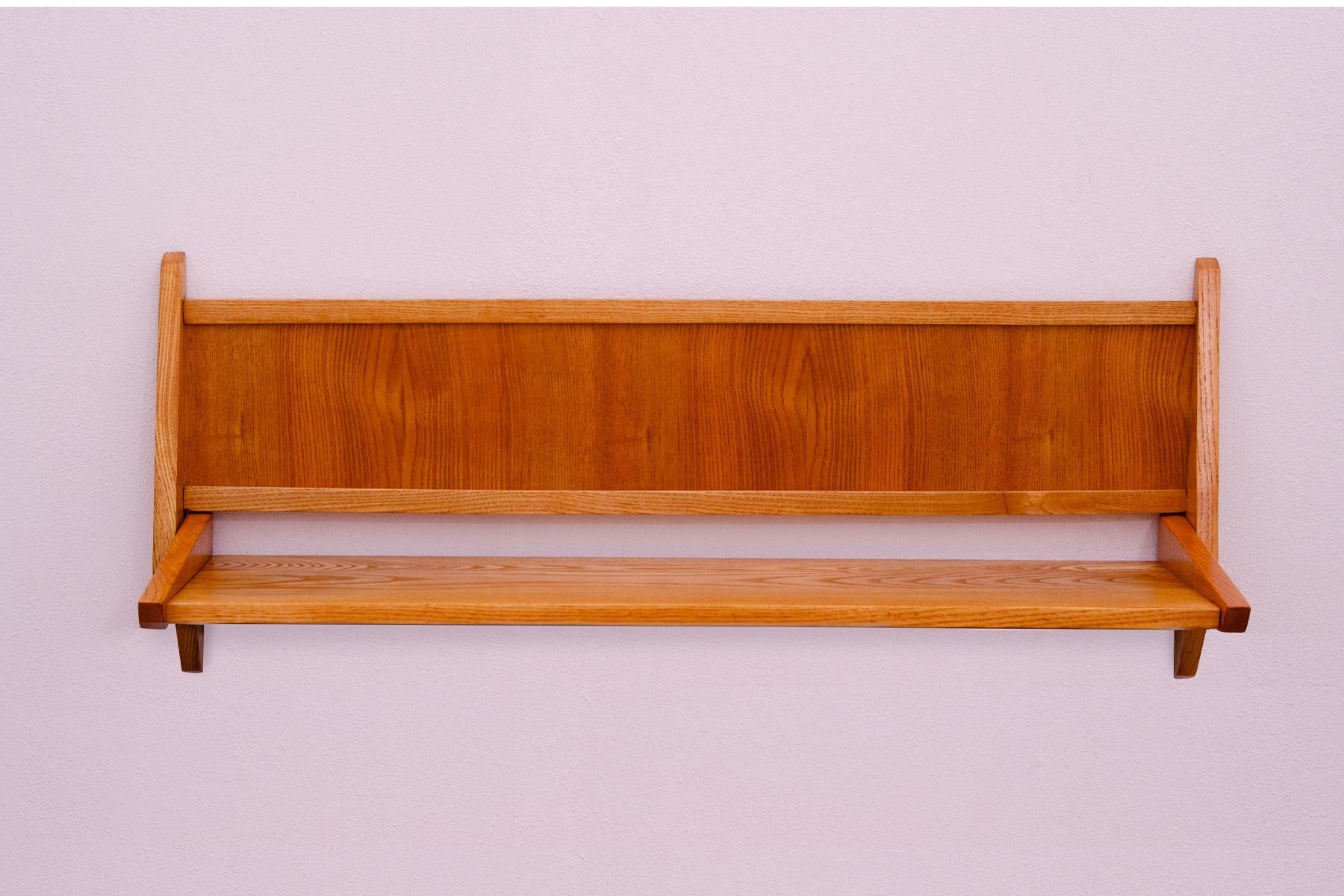 Holzregal aus der Mitte des Jahrhunderts, hergestellt von der Firma ULUV in der ehemaligen Tschechoslowakei in den 1960er Jahren.
Es ist aus Buchenholz gefertigt.
In sehr gutem Vintage-Zustand.

 

Höhe: 30 cm

Breite: 74 cm

Tiefe: 22 cm