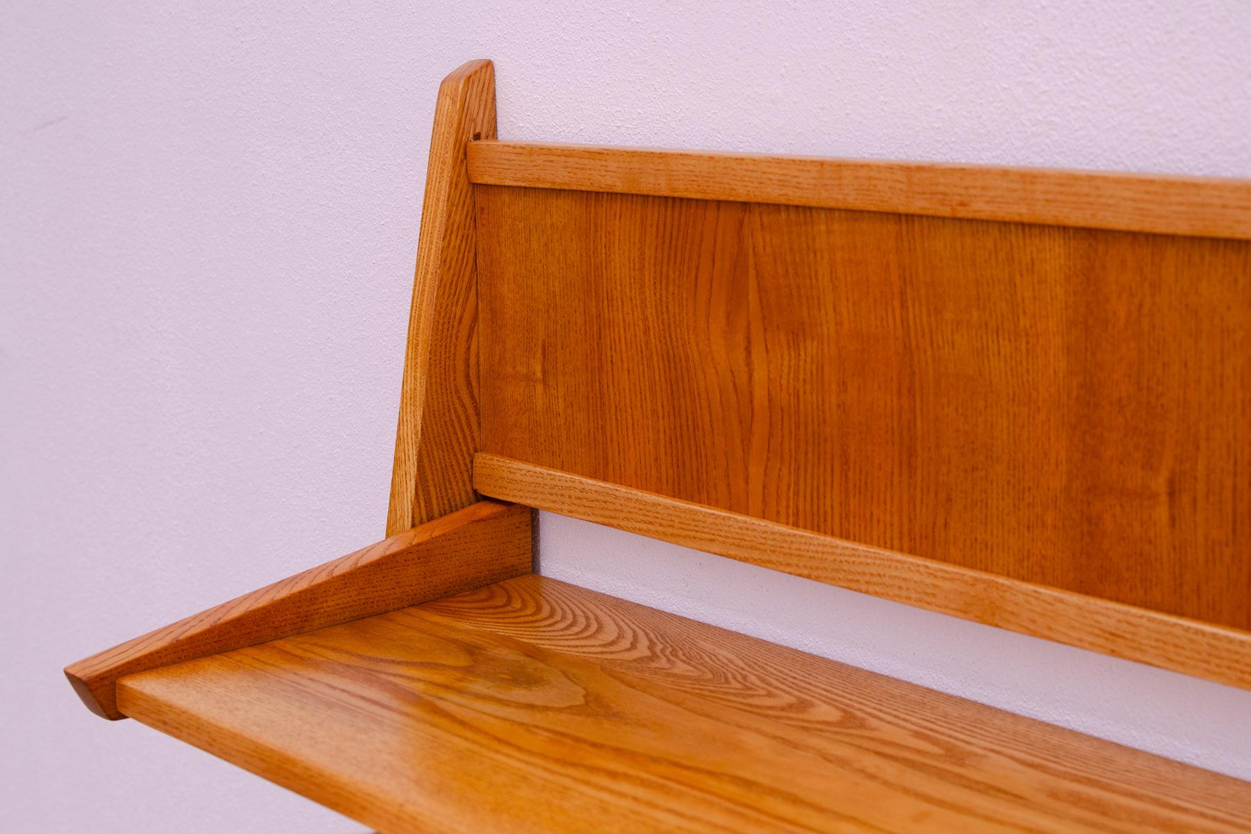 Estantería de pared de mediados de siglo de ULUV, Checoslovaquia años 60 siglo XX en venta