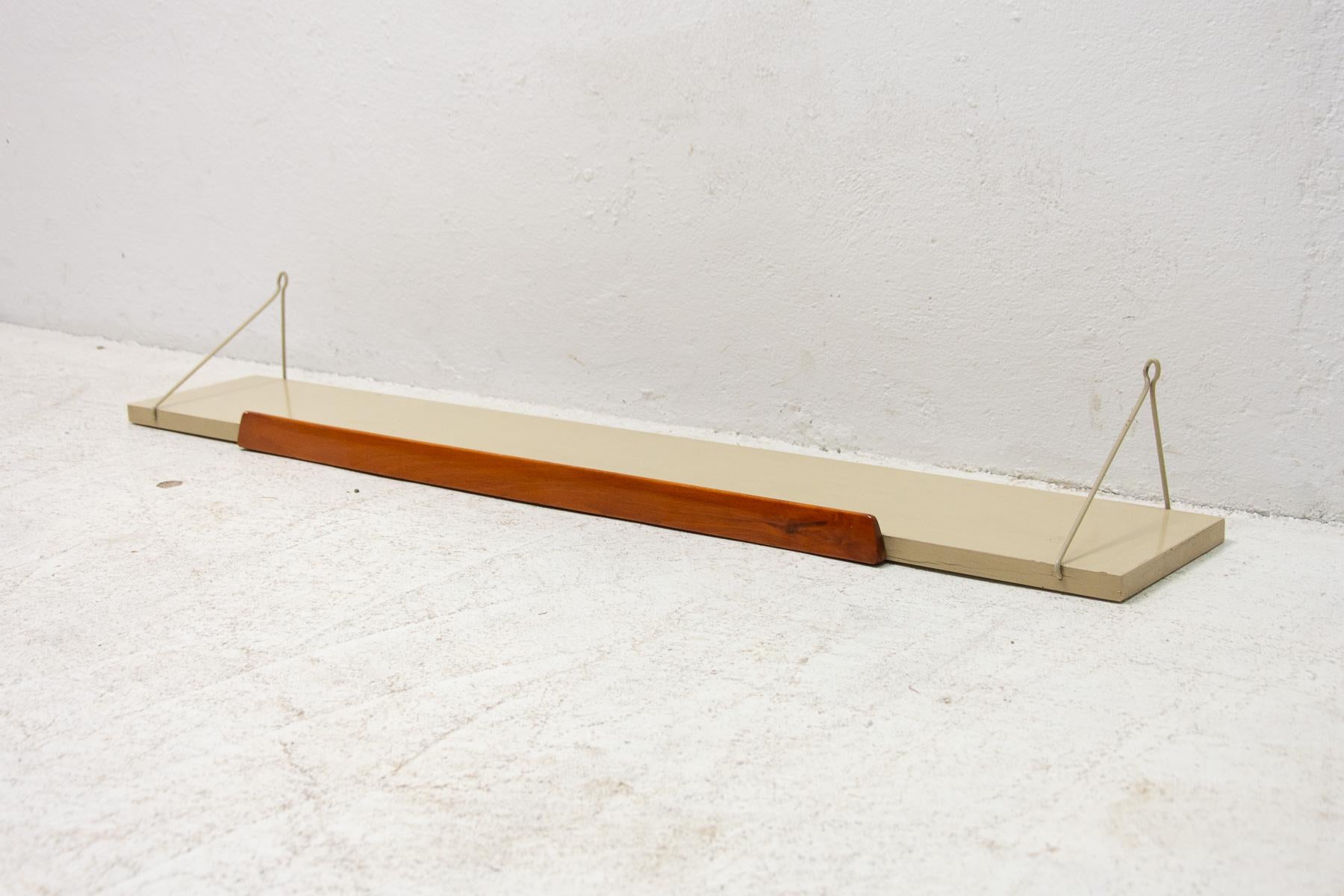 A simple hanging wall shelf. Made in the 1970s at ÚP Závody. Made of beech wood, lacquered in ivory color. Two nails are all you need to hang it on the wall. Good Vintage condition.

Height: 15 cm

Lenght: 120 cm

depth: 19 cm.