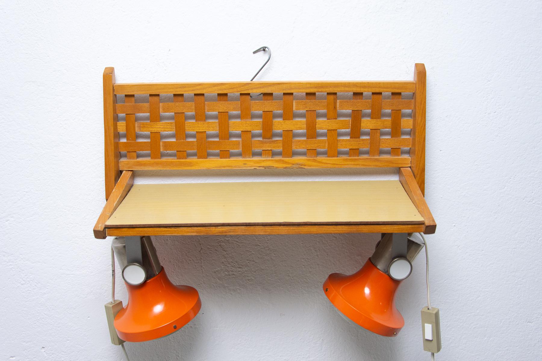 Alluminio Scaffale a muro del Mid Century con lampade incorporate di Uluv, Cecoslovacchia, 1960 in vendita