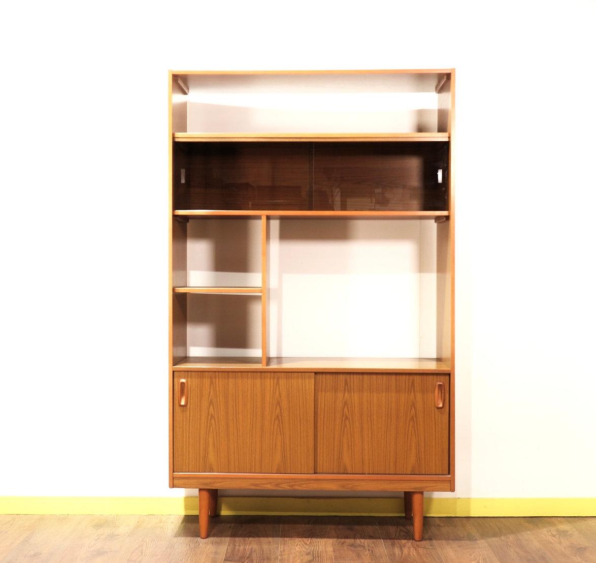 This shelf unit is typical of the Schreiber style, minimal in the danish style with great teak wood grain and distinctive recessed mounted handles.

The Company was one of the biggest names in furniture in the 70s, rivalling G Plan E Gomme and