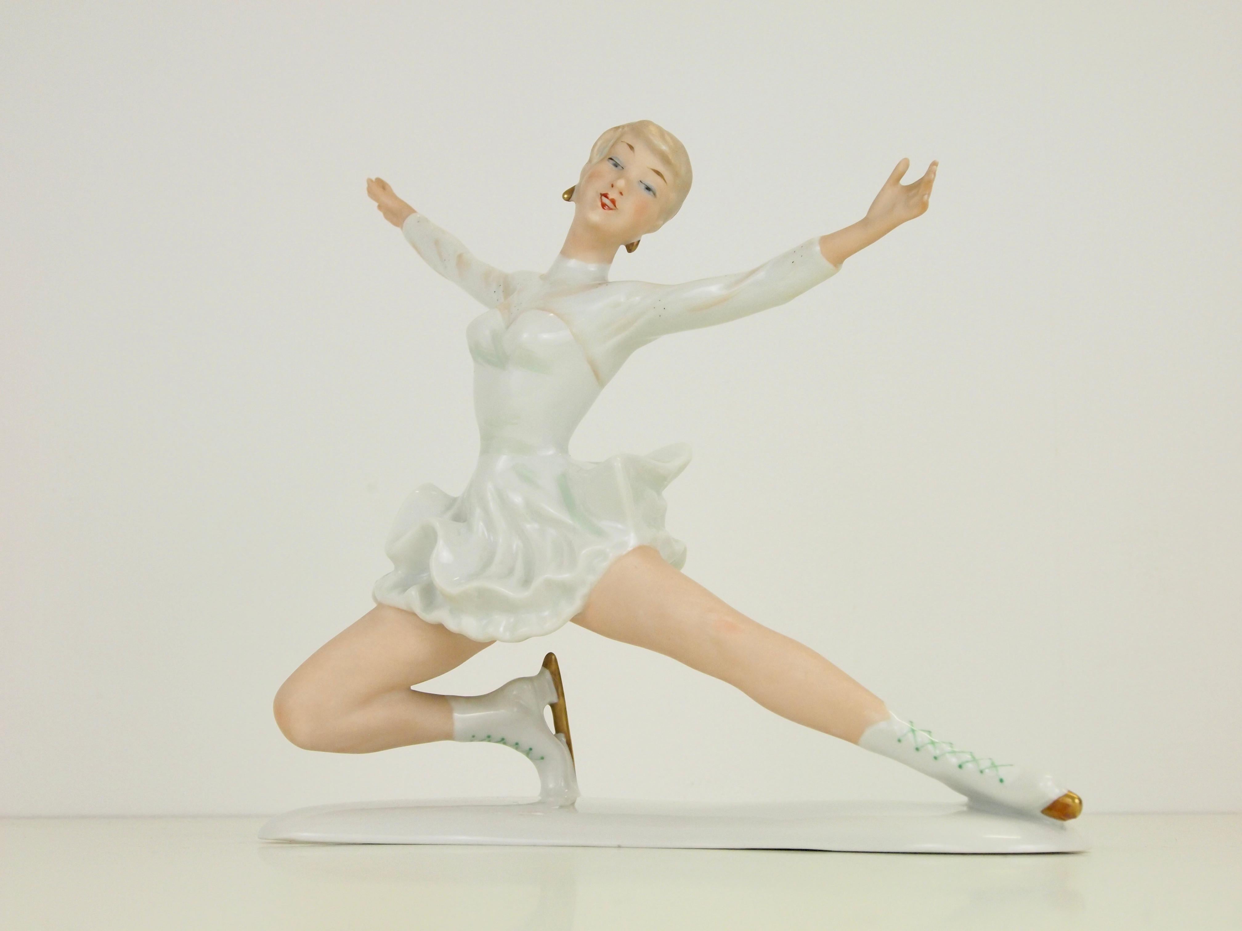 Midcentury Wallendorf Porcelain Figurine Depicting Figure Skater Sonja Henie In Good Condition For Sale In Hilversum, Noord Holland