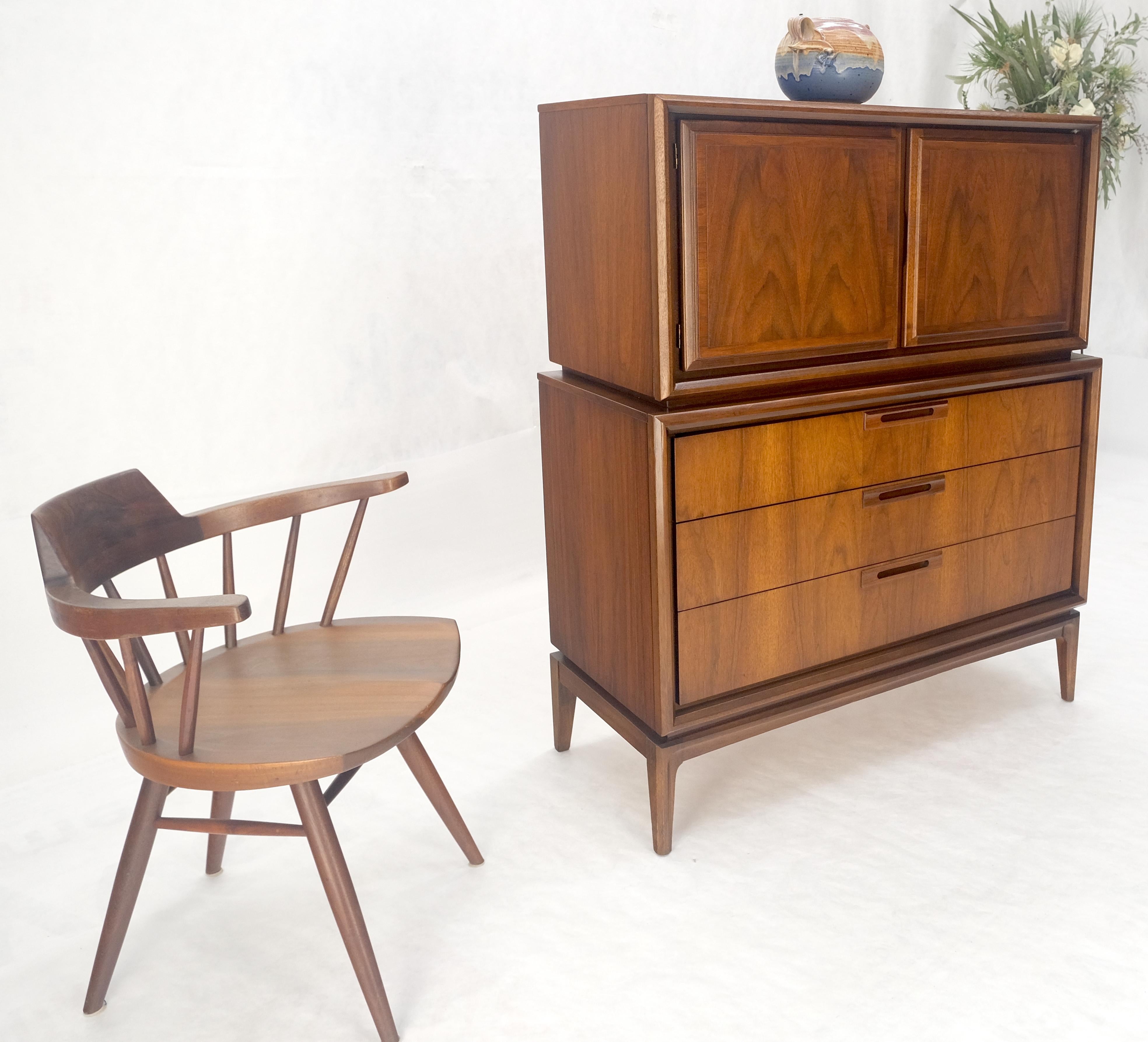 Mid Century Walnut 2 Porte Scomparti 7 Cassetti High Boy Dresser MINT! in vendita 3