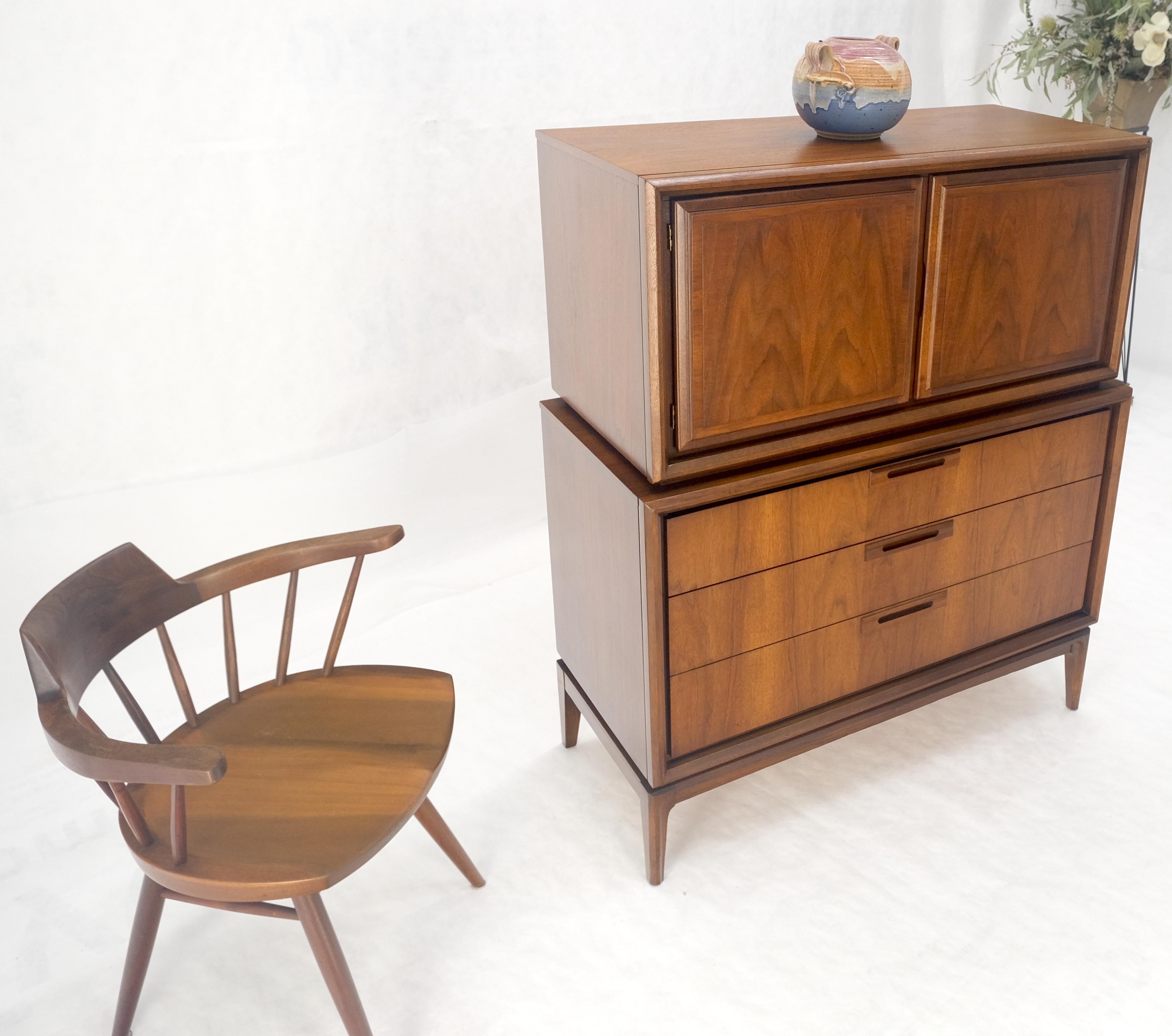 Mid Century Walnut 2 Porte Scomparti 7 Cassetti High Boy Dresser MINT! in vendita 4