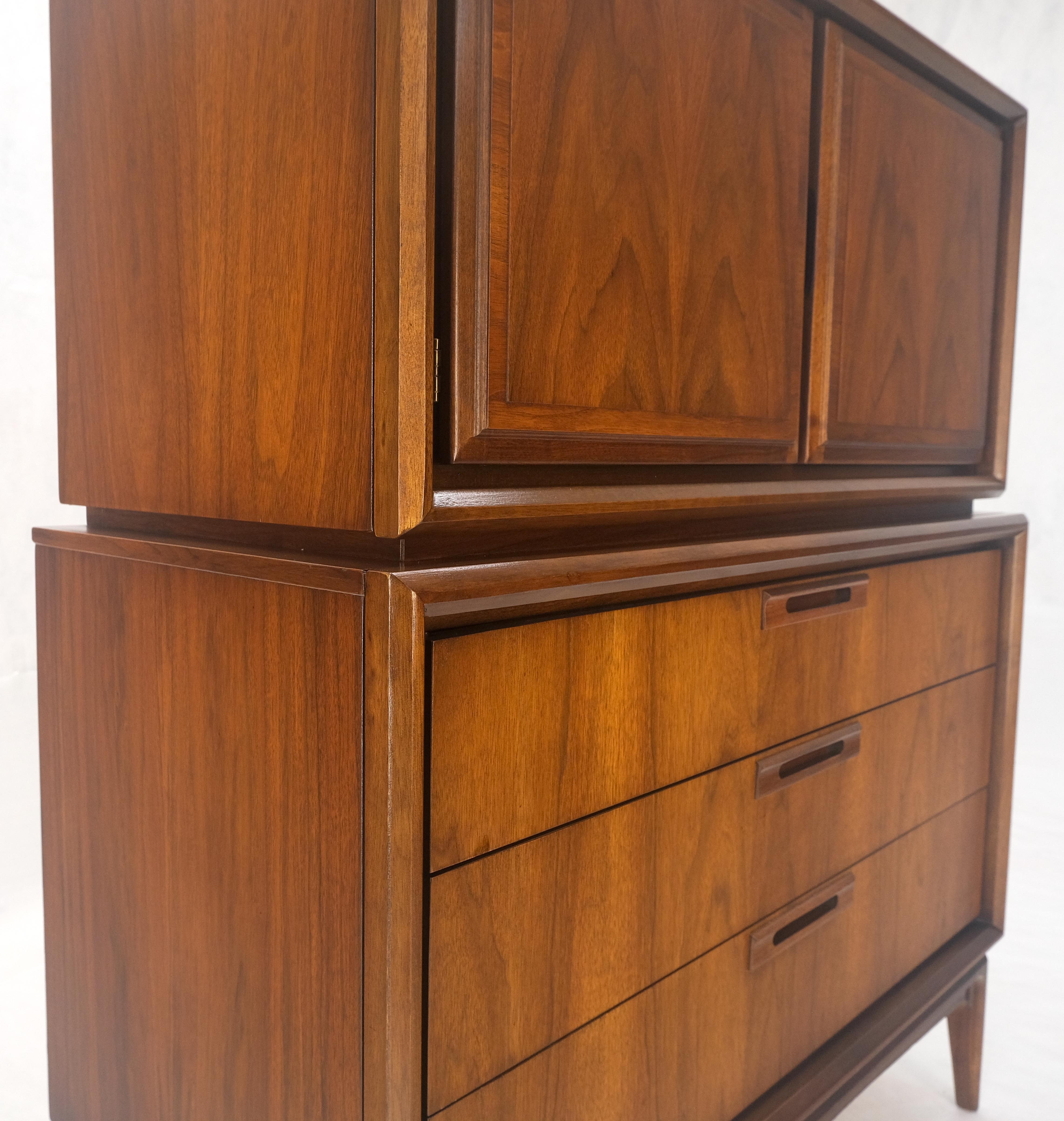 Mid Century Walnut 2 Porte Scomparti 7 Cassetti High Boy Dresser MINT! in vendita 6