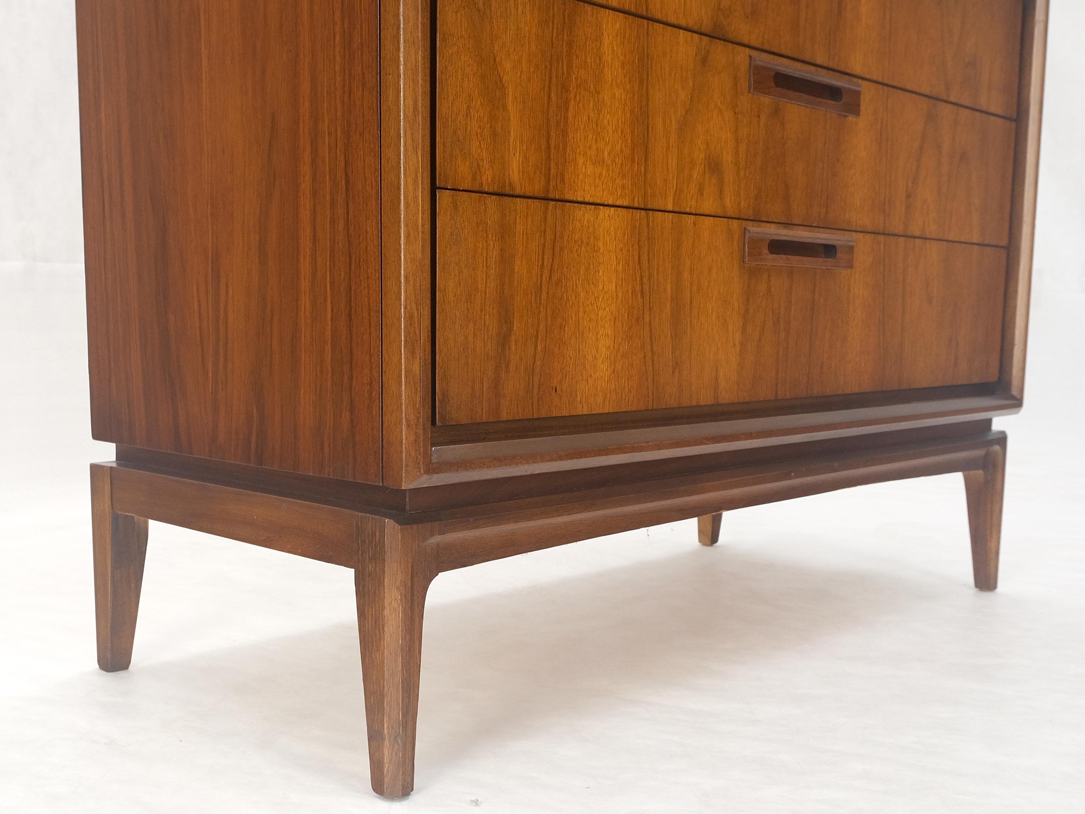 Mid Century Walnut 2 Porte Scomparti 7 Cassetti High Boy Dresser MINT! in vendita 7