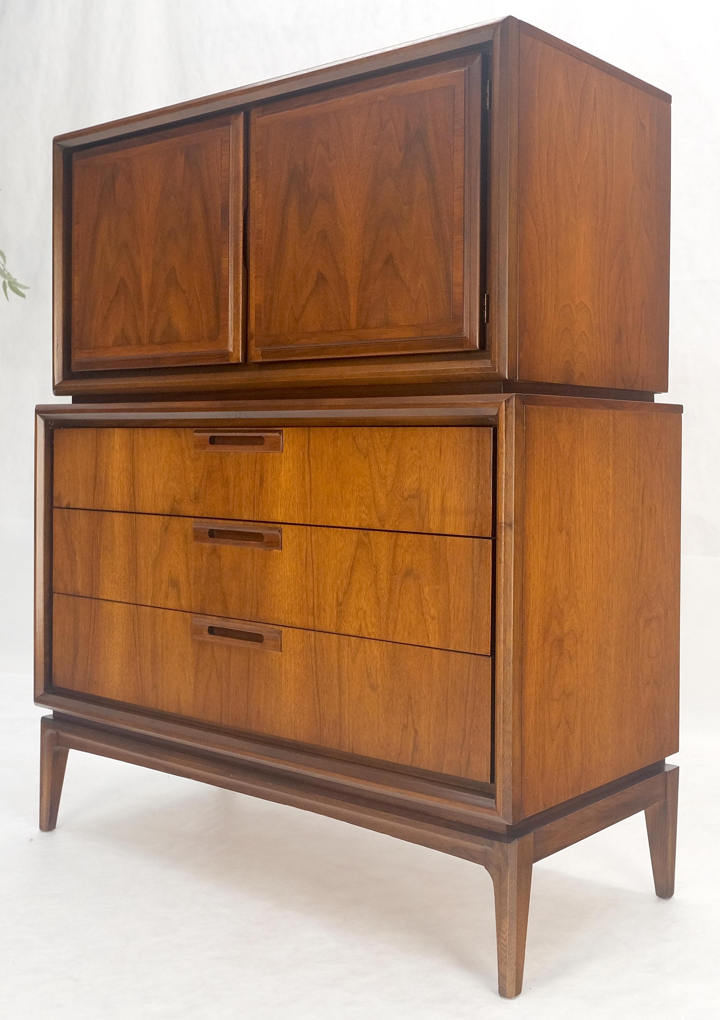 Mid Century Walnut 2 Porte Scomparti 7 Cassetti High Boy Dresser MINT! in vendita 8