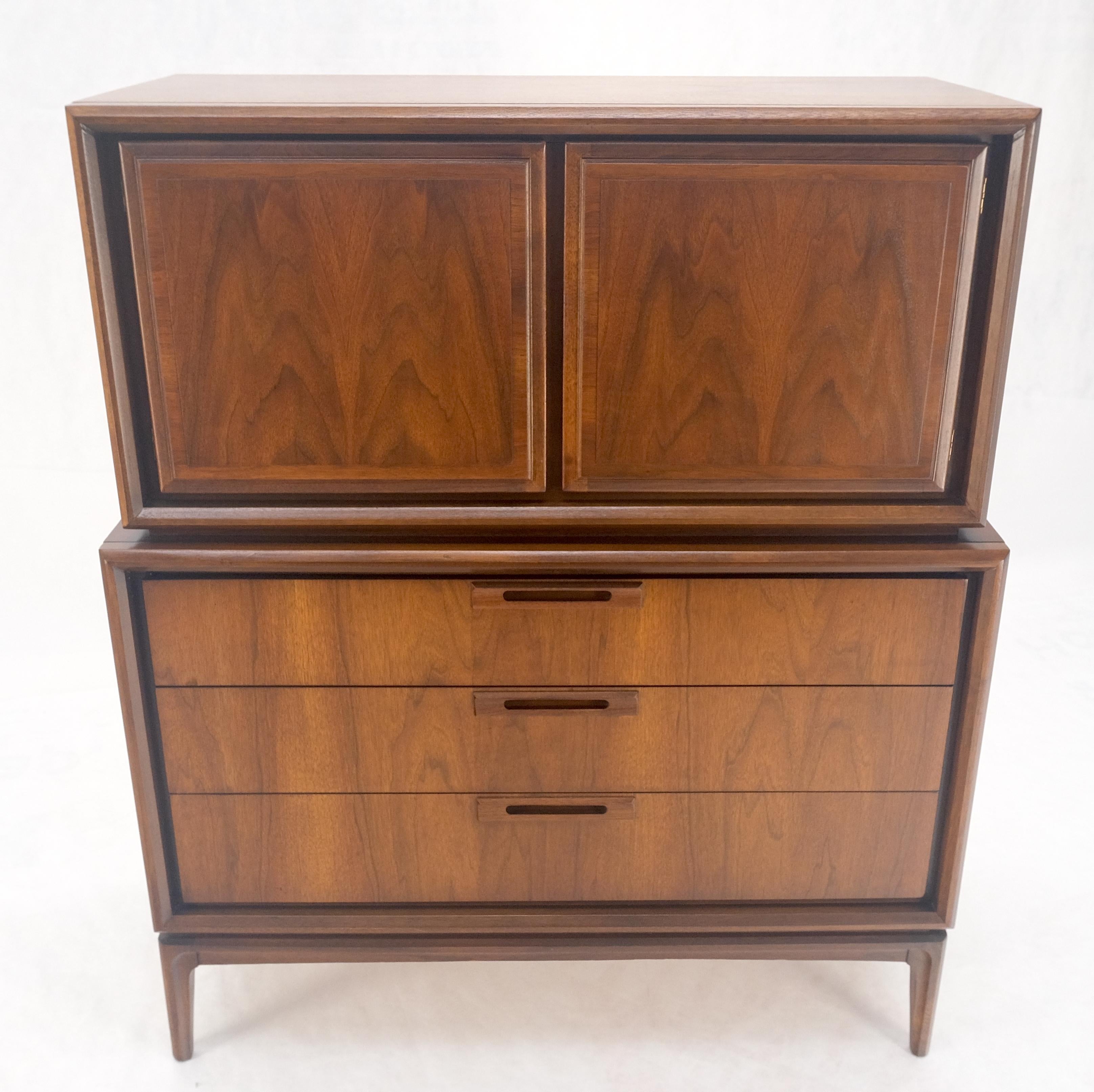 Mid-Century moderno Mid Century Walnut 2 Porte Scomparti 7 Cassetti High Boy Dresser MINT! in vendita