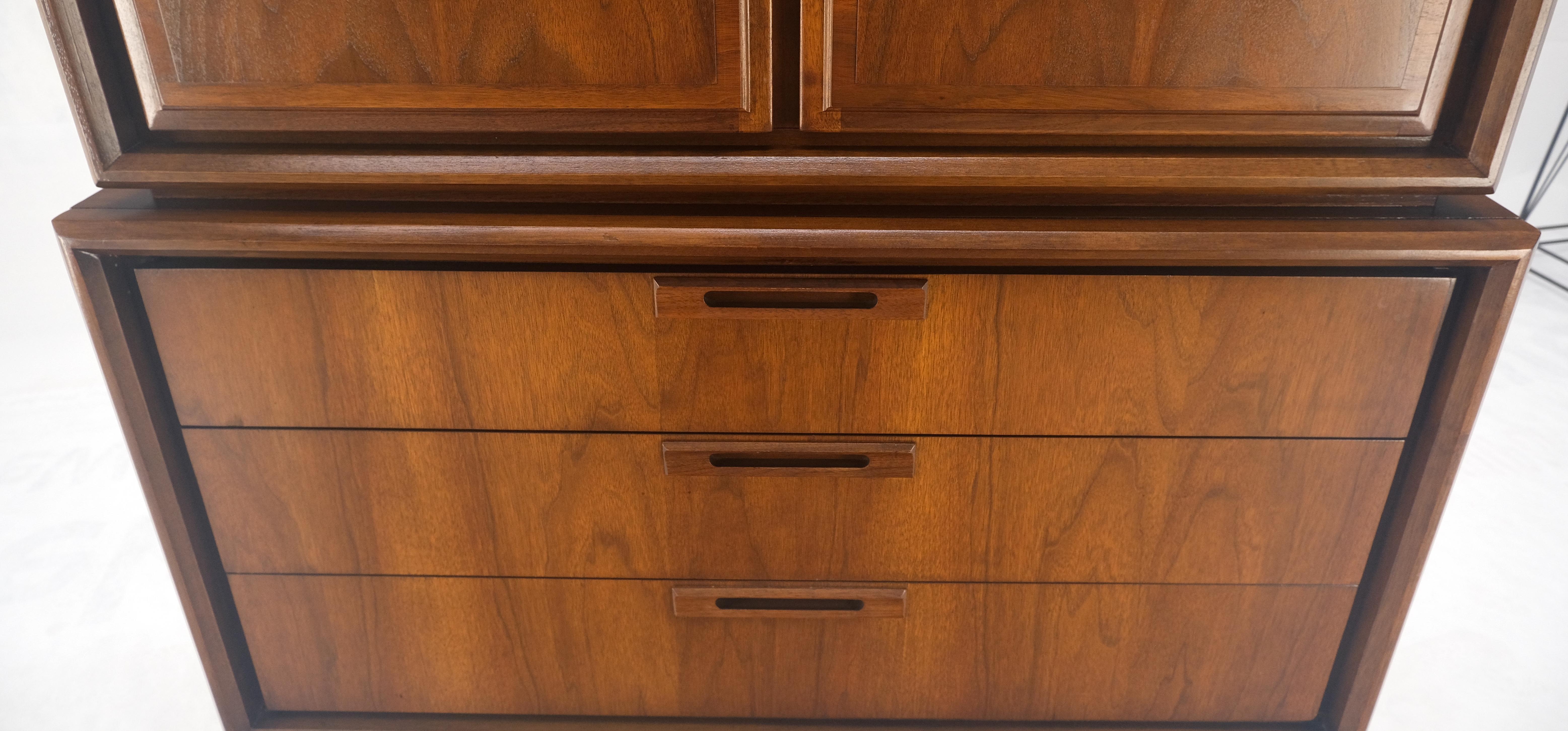 Laccato Mid Century Walnut 2 Porte Scomparti 7 Cassetti High Boy Dresser MINT! in vendita