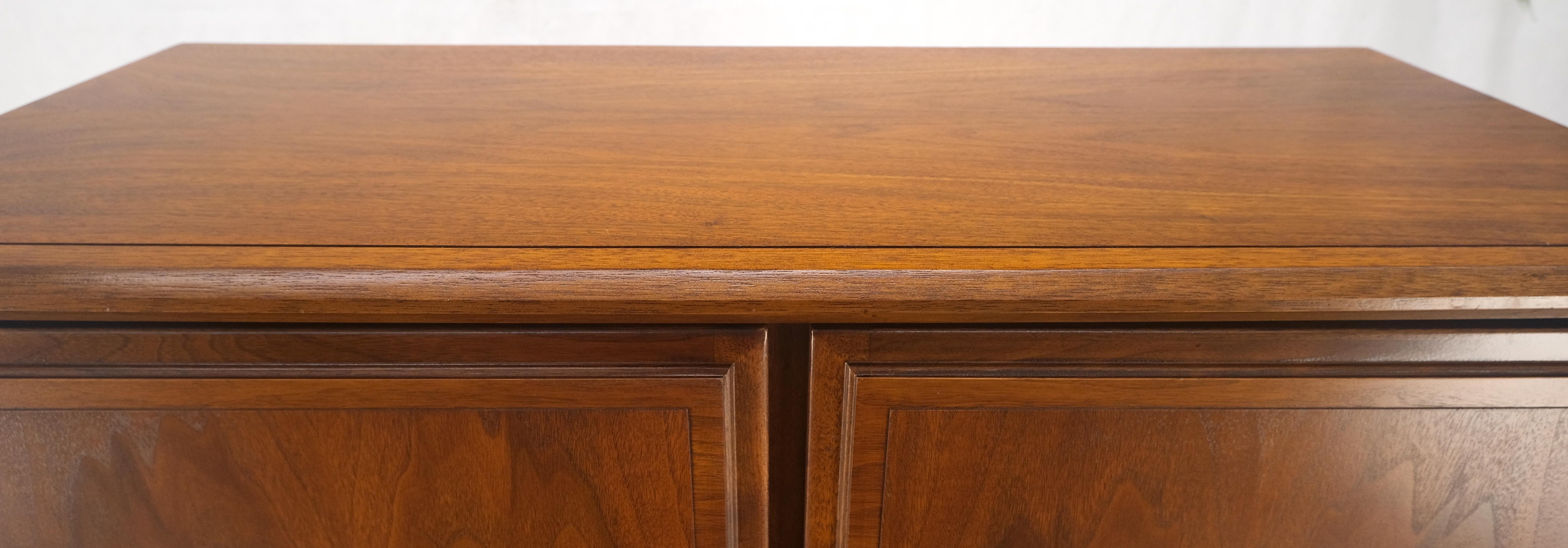 Mid Century Walnut 2 Porte Scomparti 7 Cassetti High Boy Dresser MINT! In condizioni buone in vendita a Rockaway, NJ