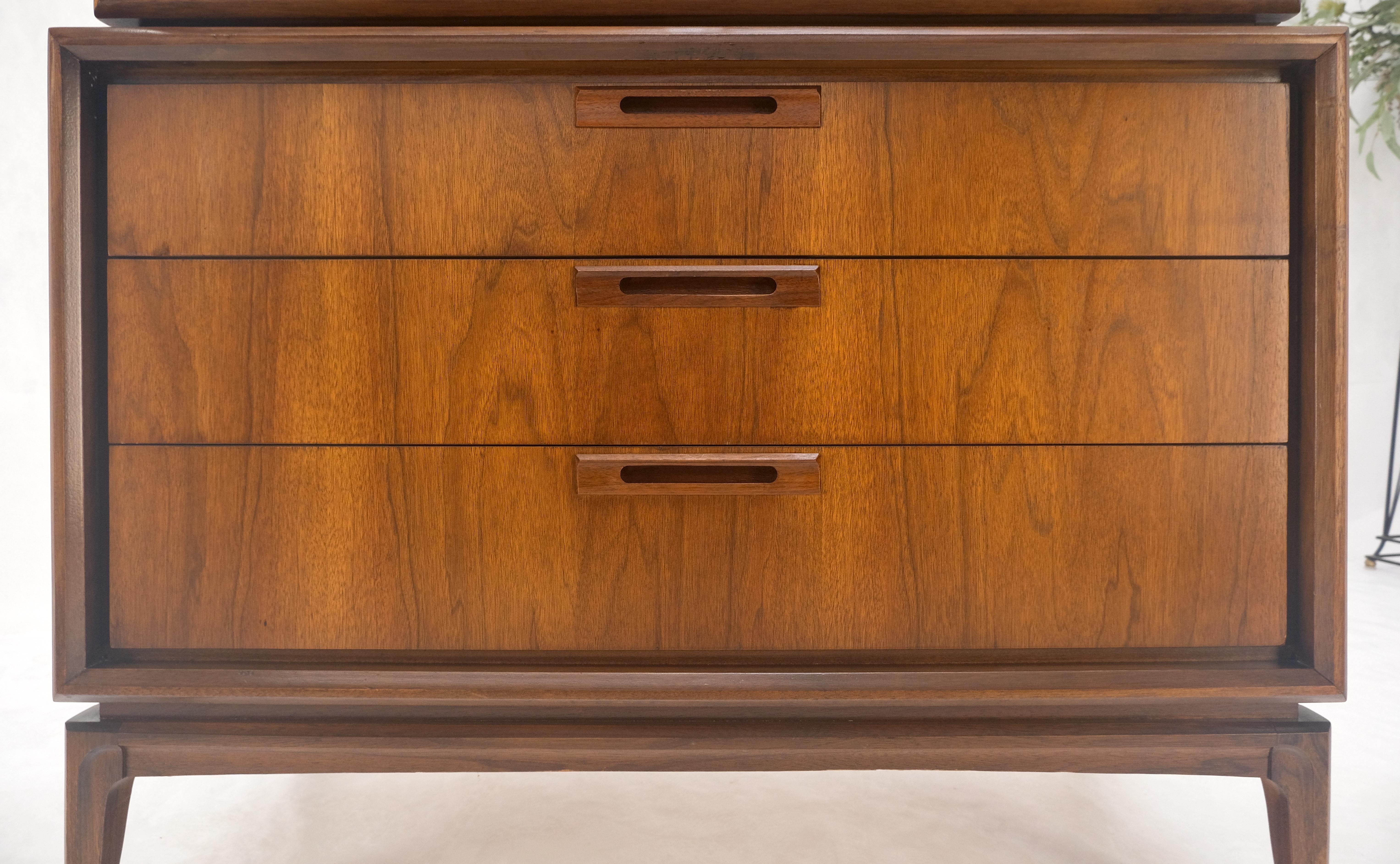 XX secolo Mid Century Walnut 2 Porte Scomparti 7 Cassetti High Boy Dresser MINT! in vendita