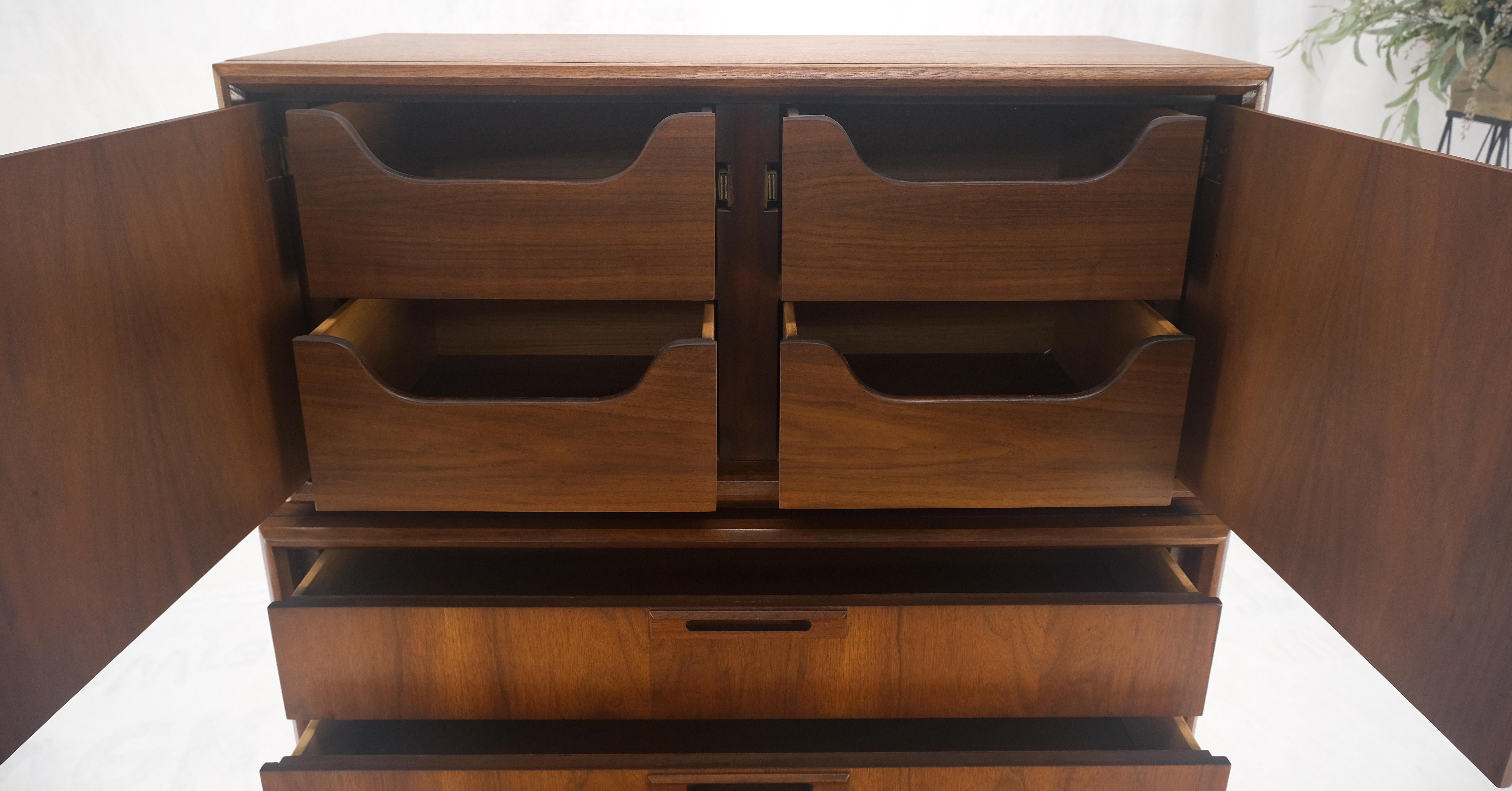 Mid Century Walnut 2 Porte Scomparti 7 Cassetti High Boy Dresser MINT! in vendita 1