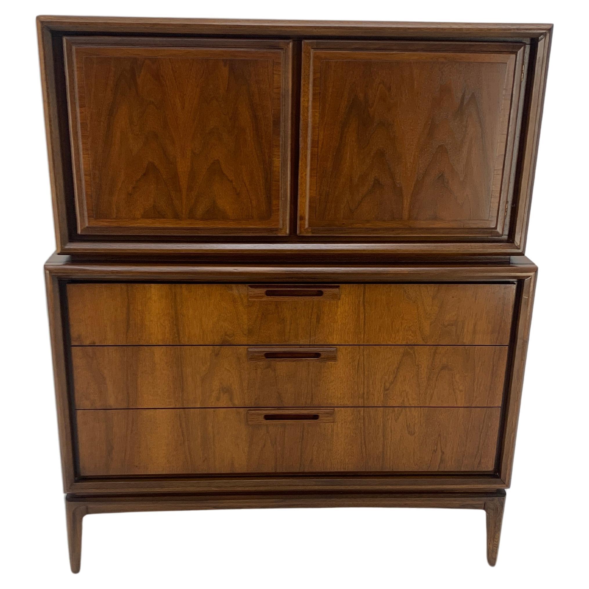 Mid Century Walnut 2 Porte Scomparti 7 Cassetti High Boy Dresser MINT! in vendita