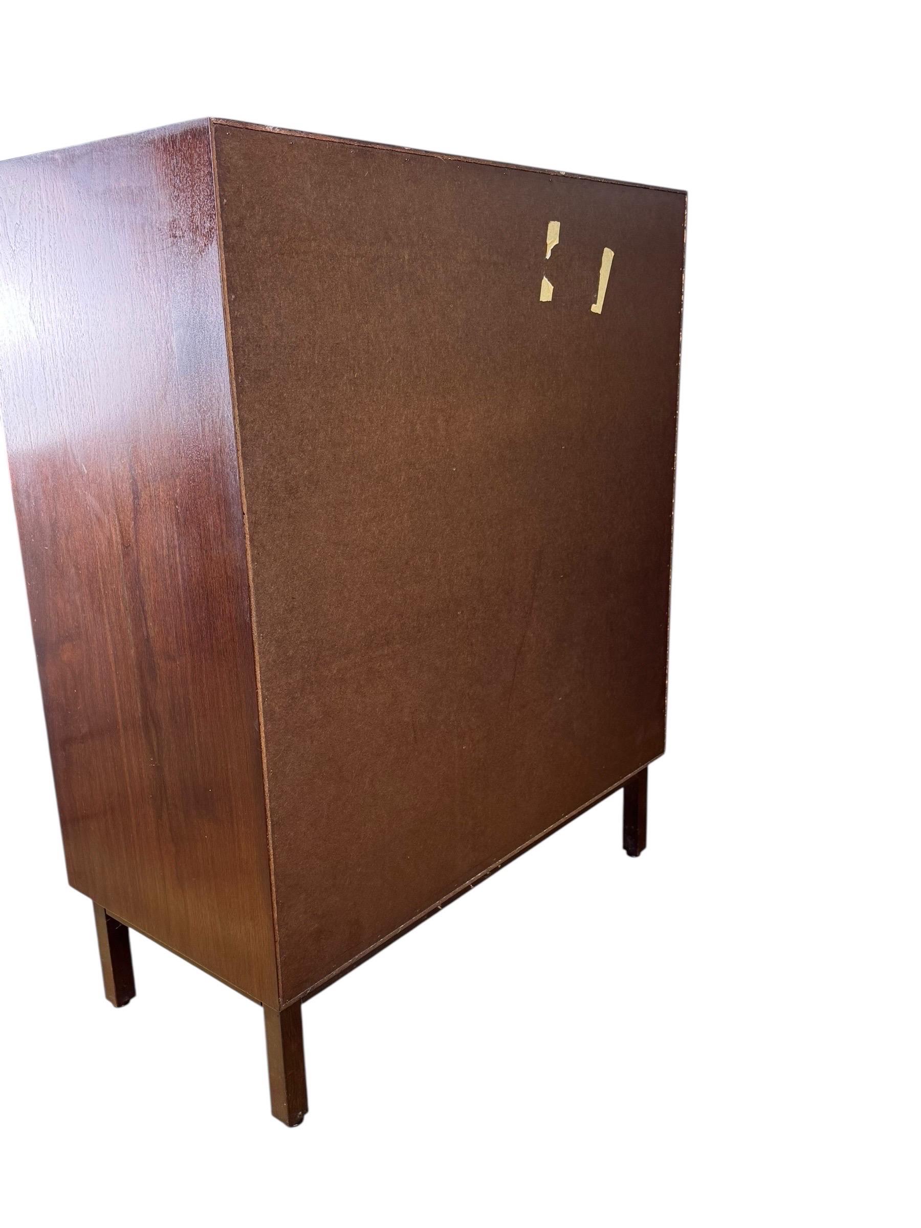 Comò a 5 cassetti in noce del Mid Century Furniture realizzato da Johnson Furniture in vendita 2